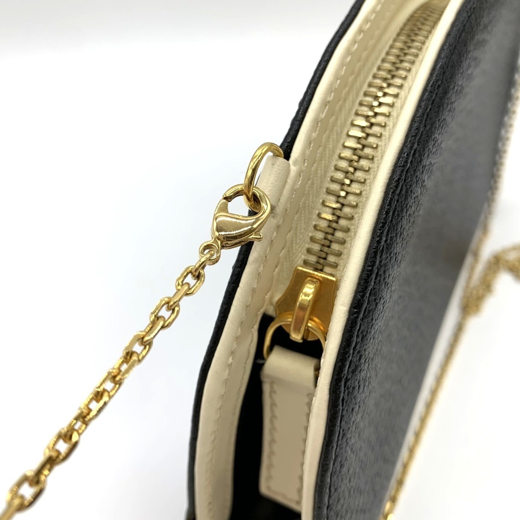 Fendi Black Leather Shoulder Bag (Pre-Owned)