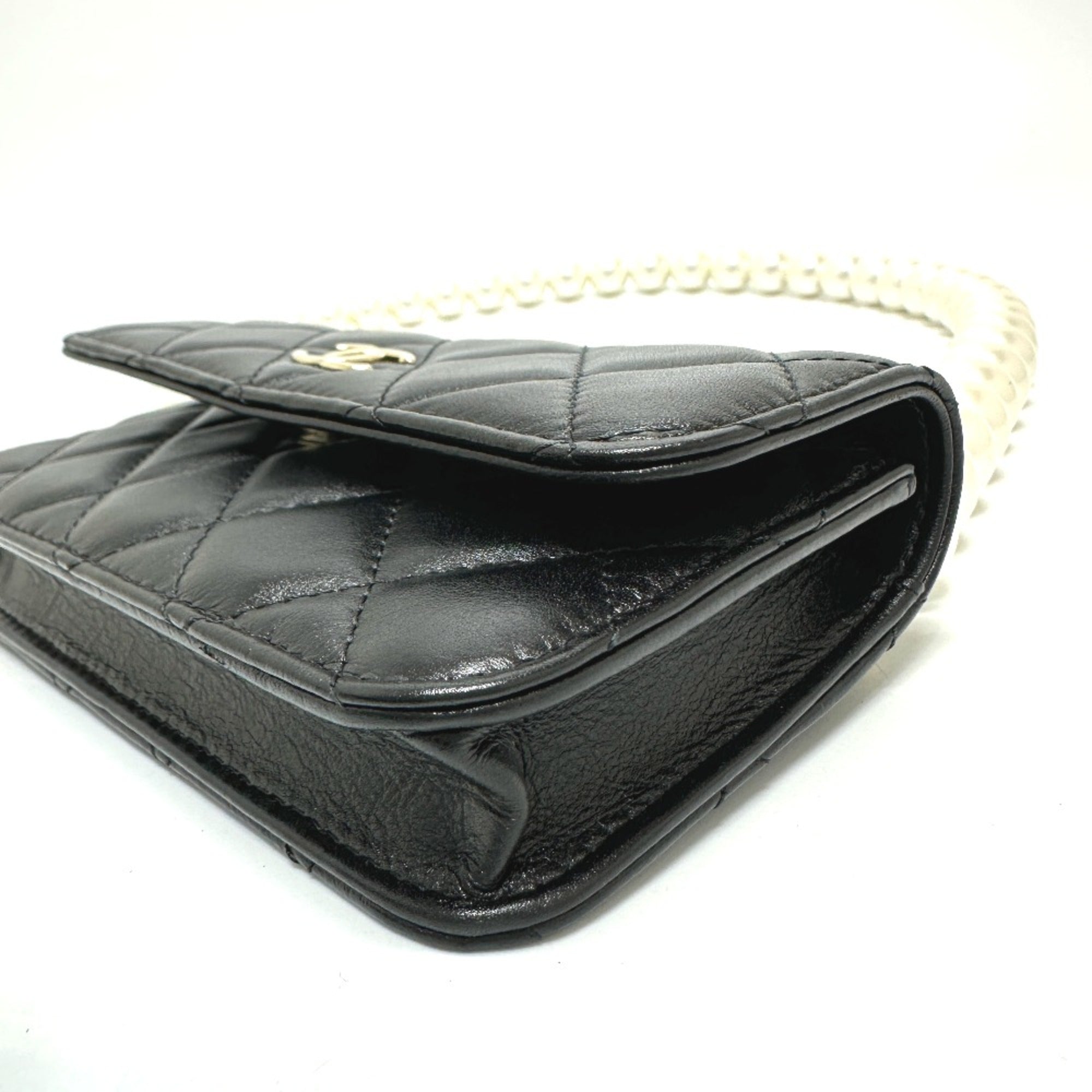 Chanel Black Leather Shoulder Bag (Pre-Owned)