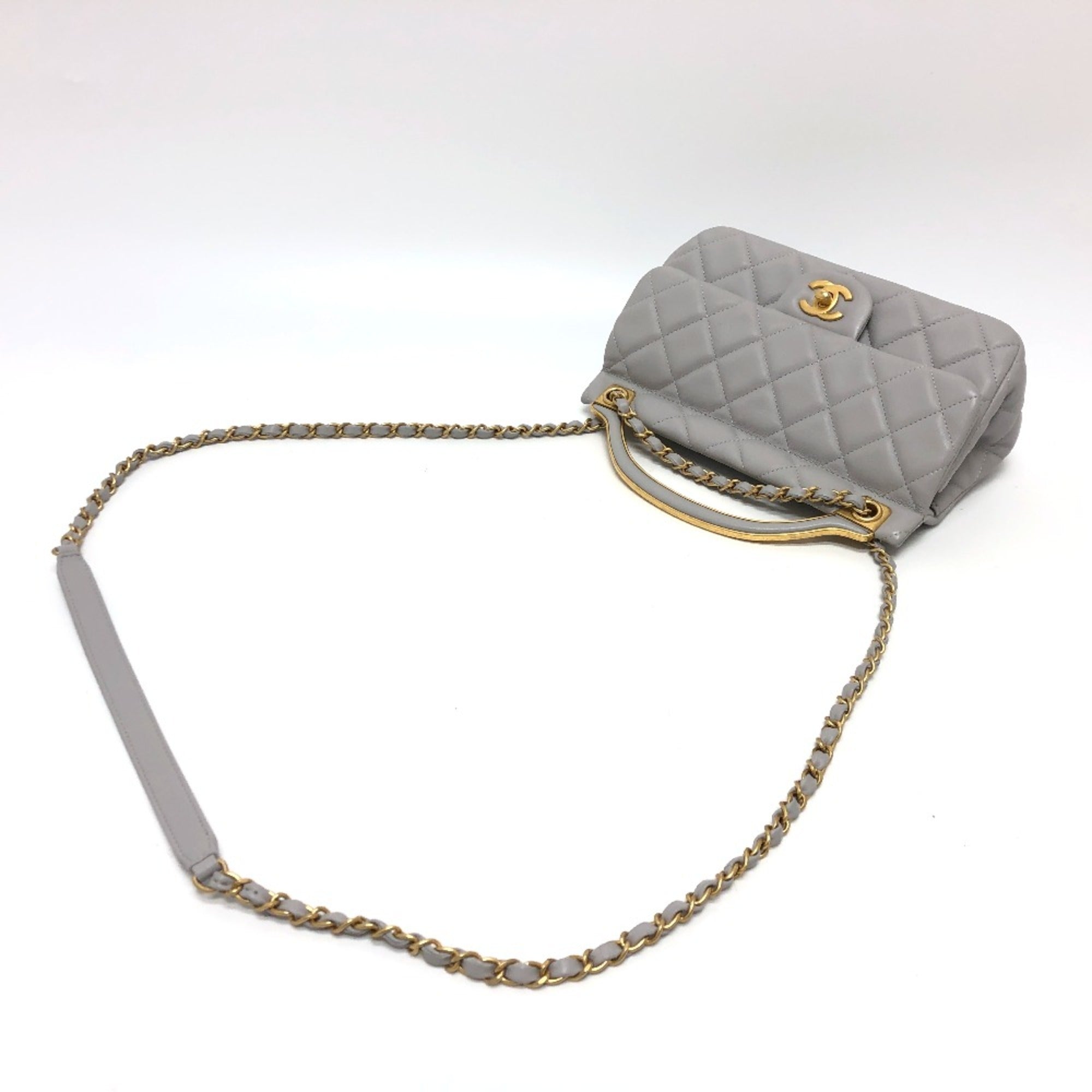 Chanel Gray Leather Shoulder Bag (Pre-Owned)
