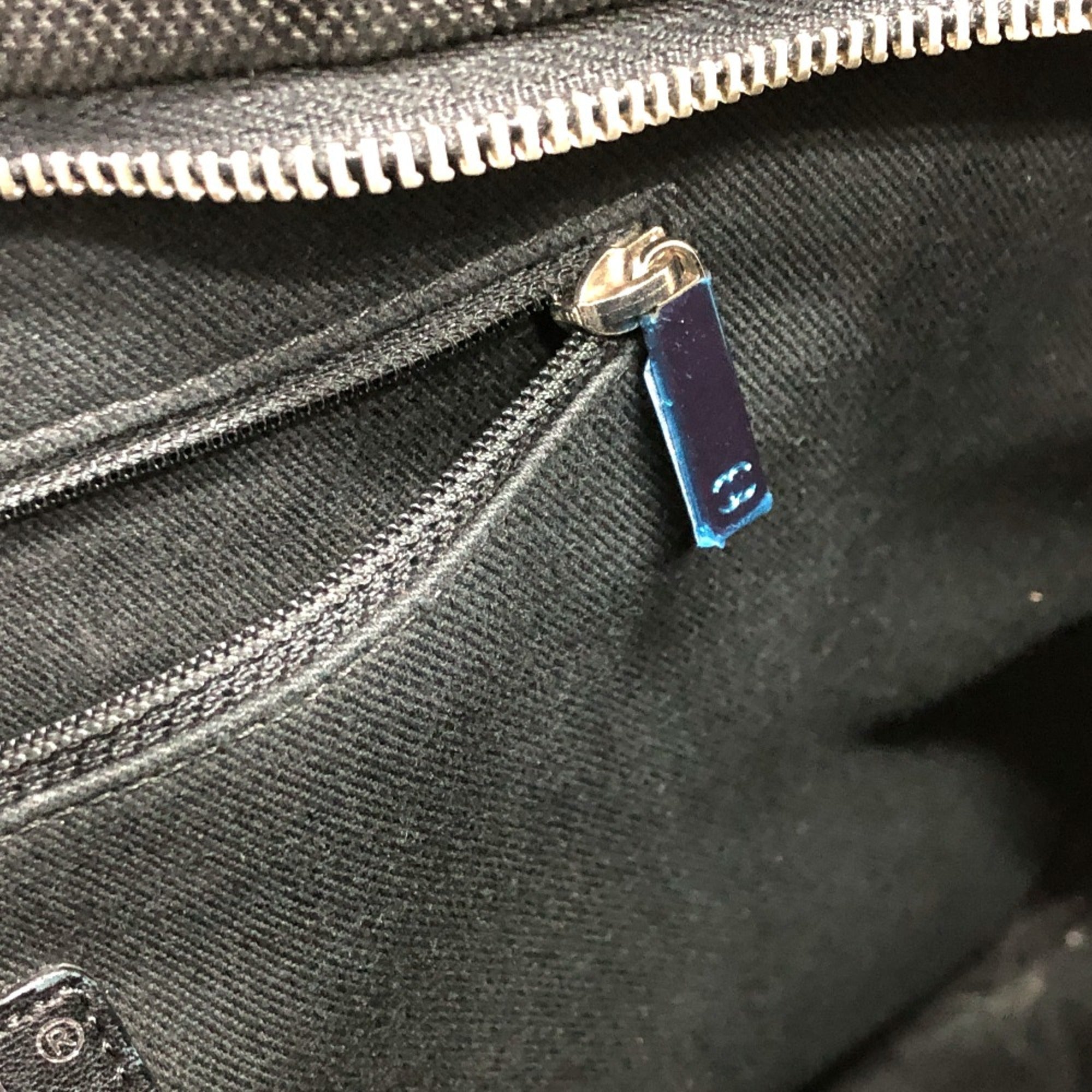 Chanel Black Cloth Shoulder Bag (Pre-Owned)