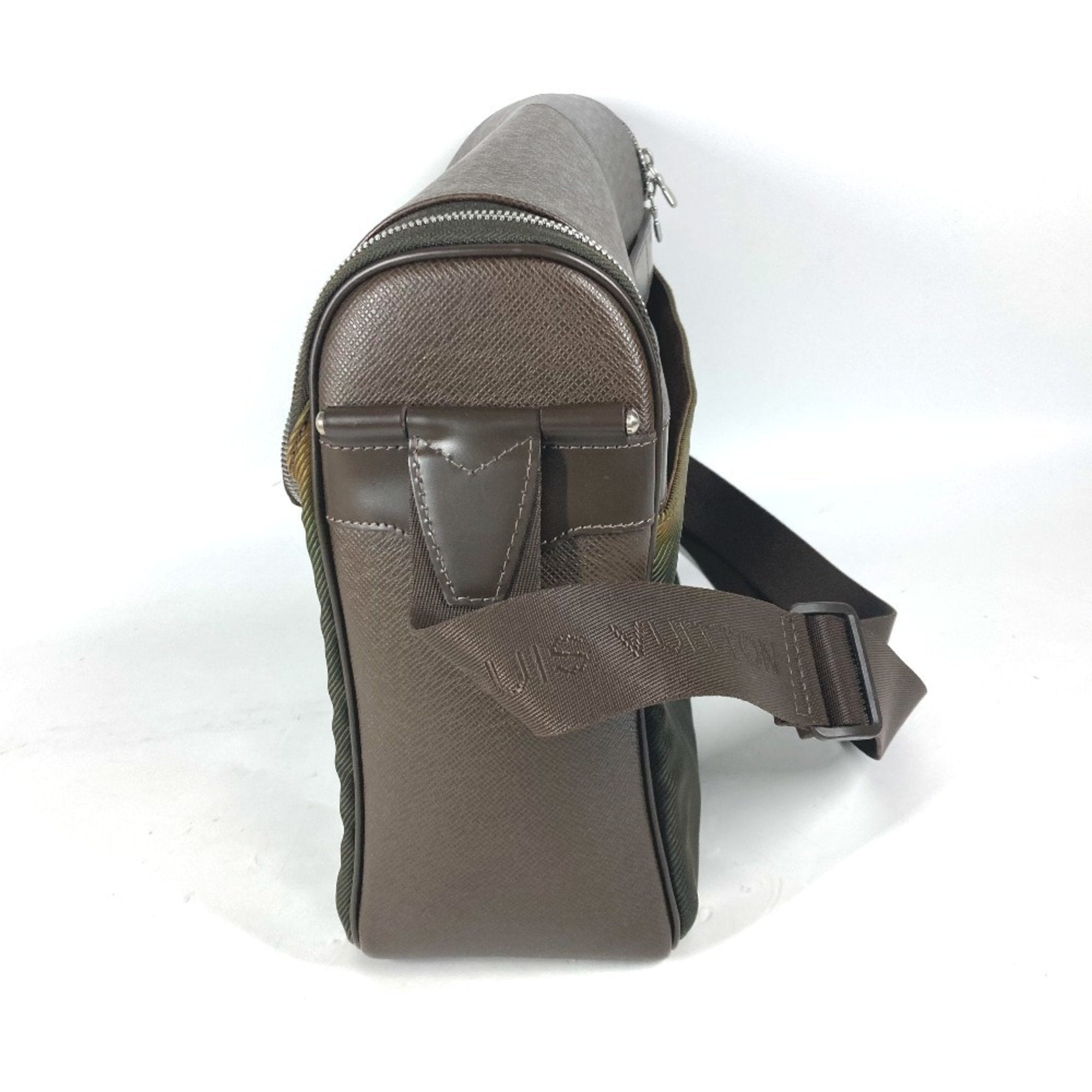 Louis Vuitton Brown Taiga Leather Nylon Messenger Bag Shoulder Bag (Pre-Owned)