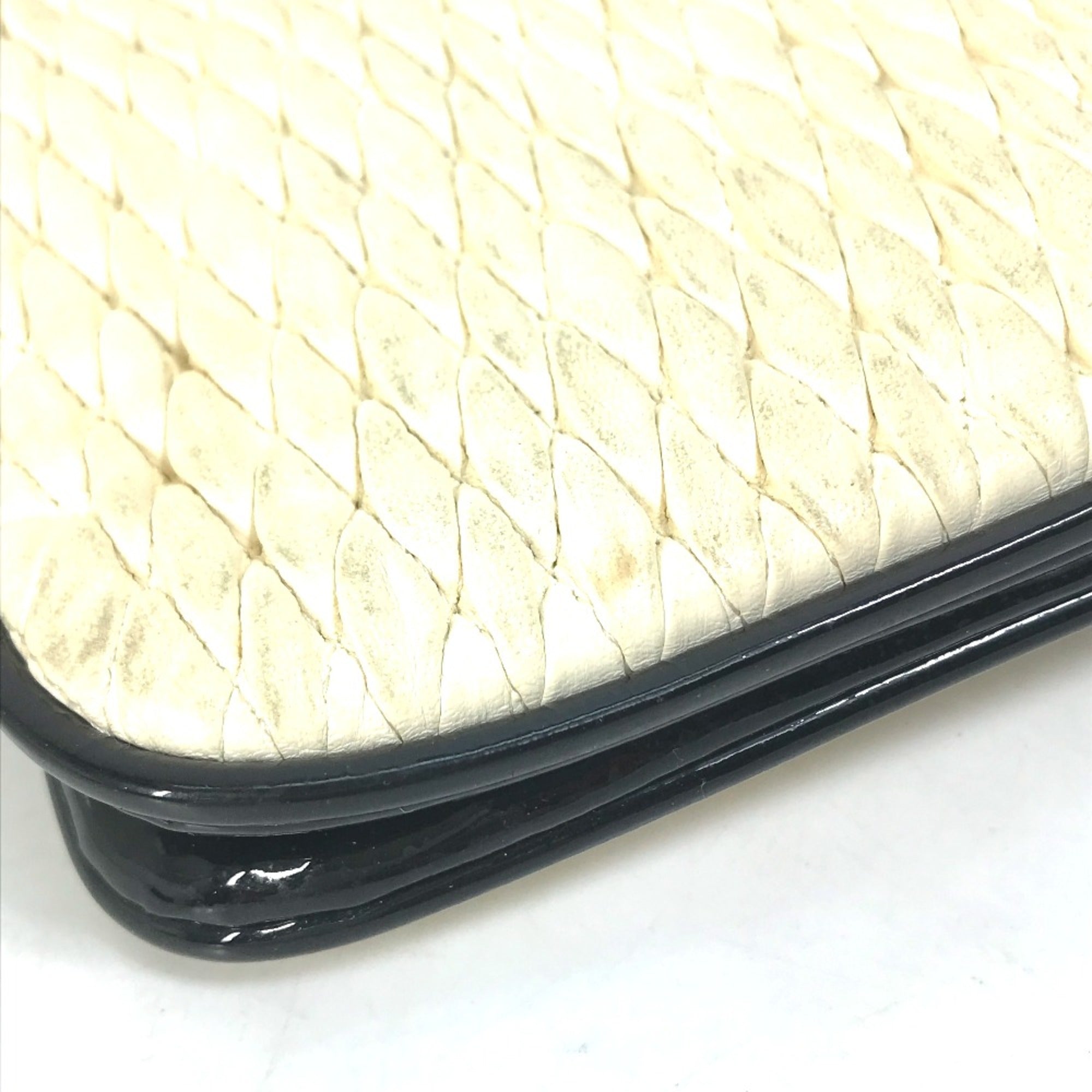 Chanel White Leather Shoulder Bag (Pre-Owned)