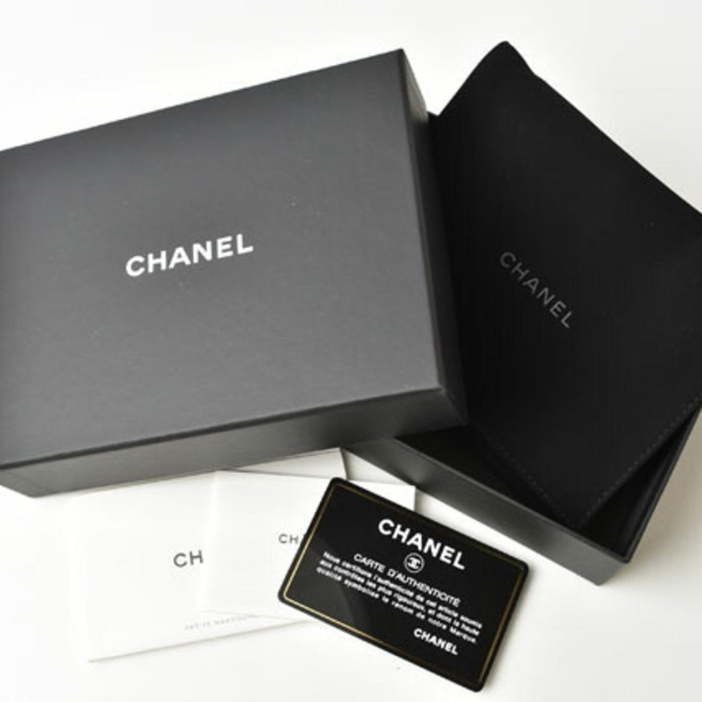 Chanel Boy Chanel Off-White Grained Calfskin Wallet (Bi-Fold) (Pre-Owned)