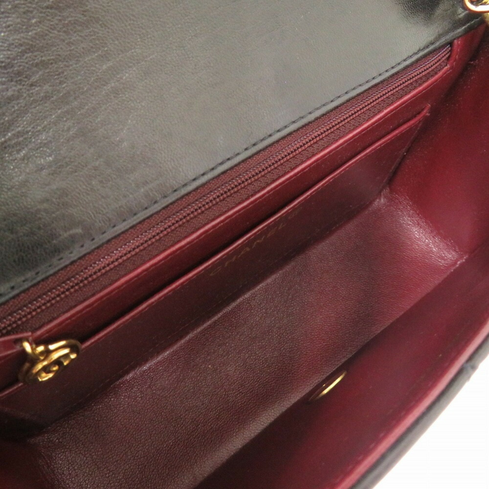 Chanel Black Leather Shoulder Bag (Pre-Owned)