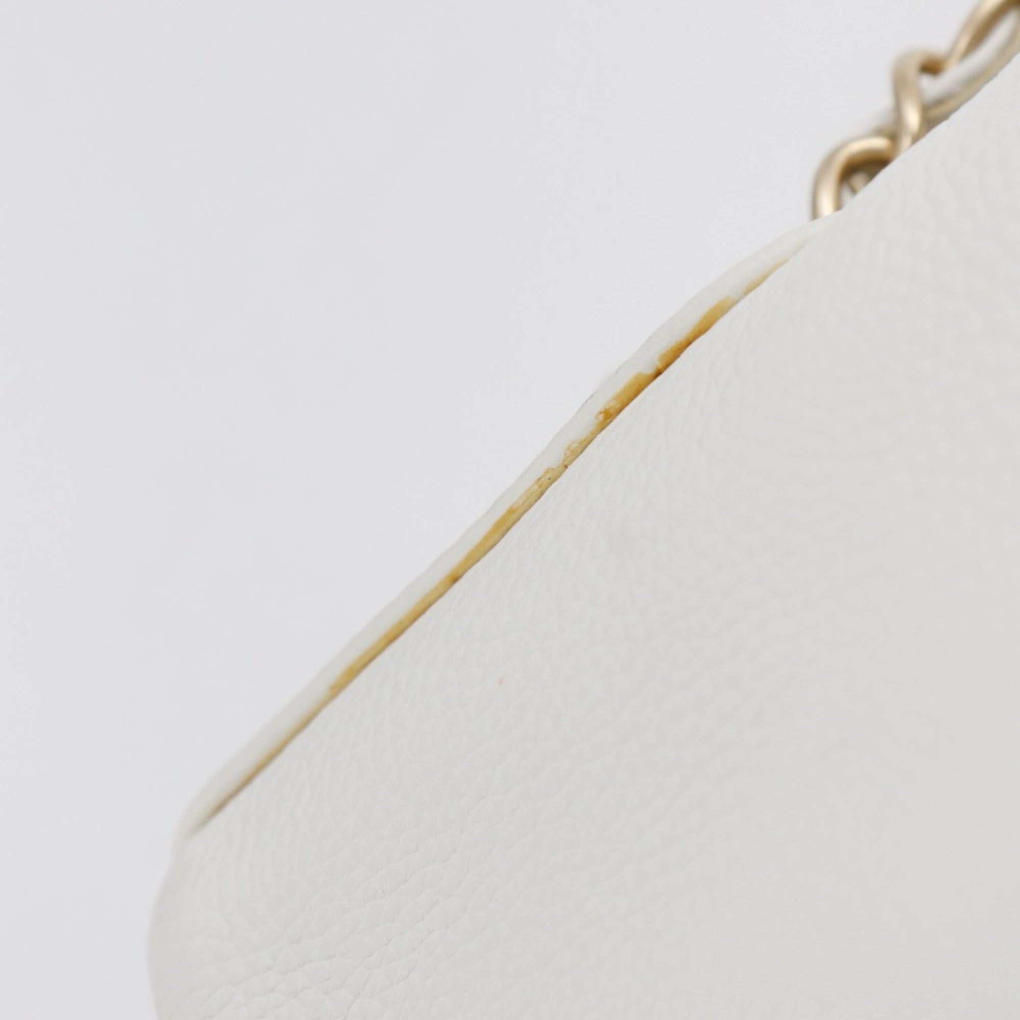 Chanel White Leather Shoulder Bag (Pre-Owned)