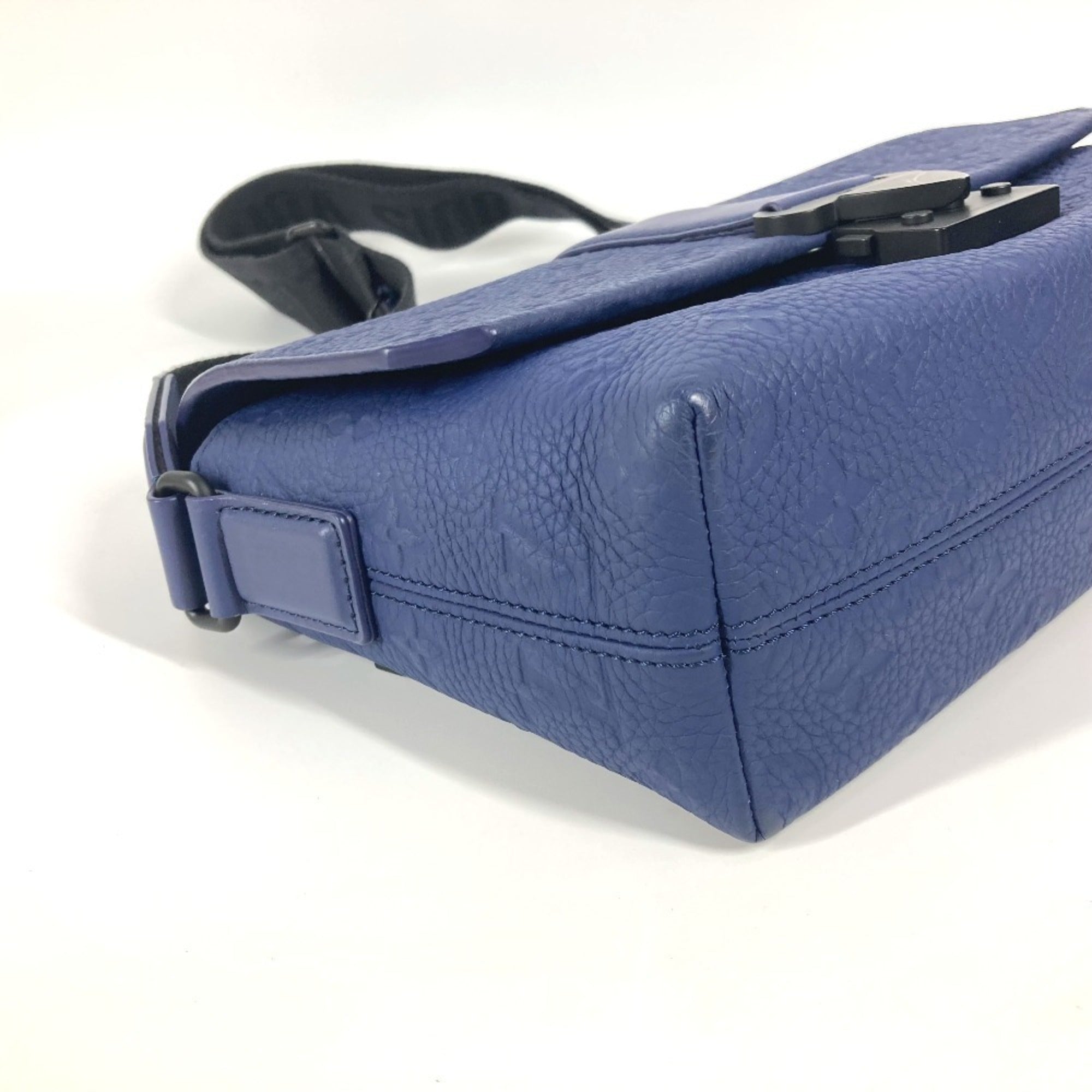 Louis Vuitton Blue Leather Shoulder Bag (Pre-Owned)