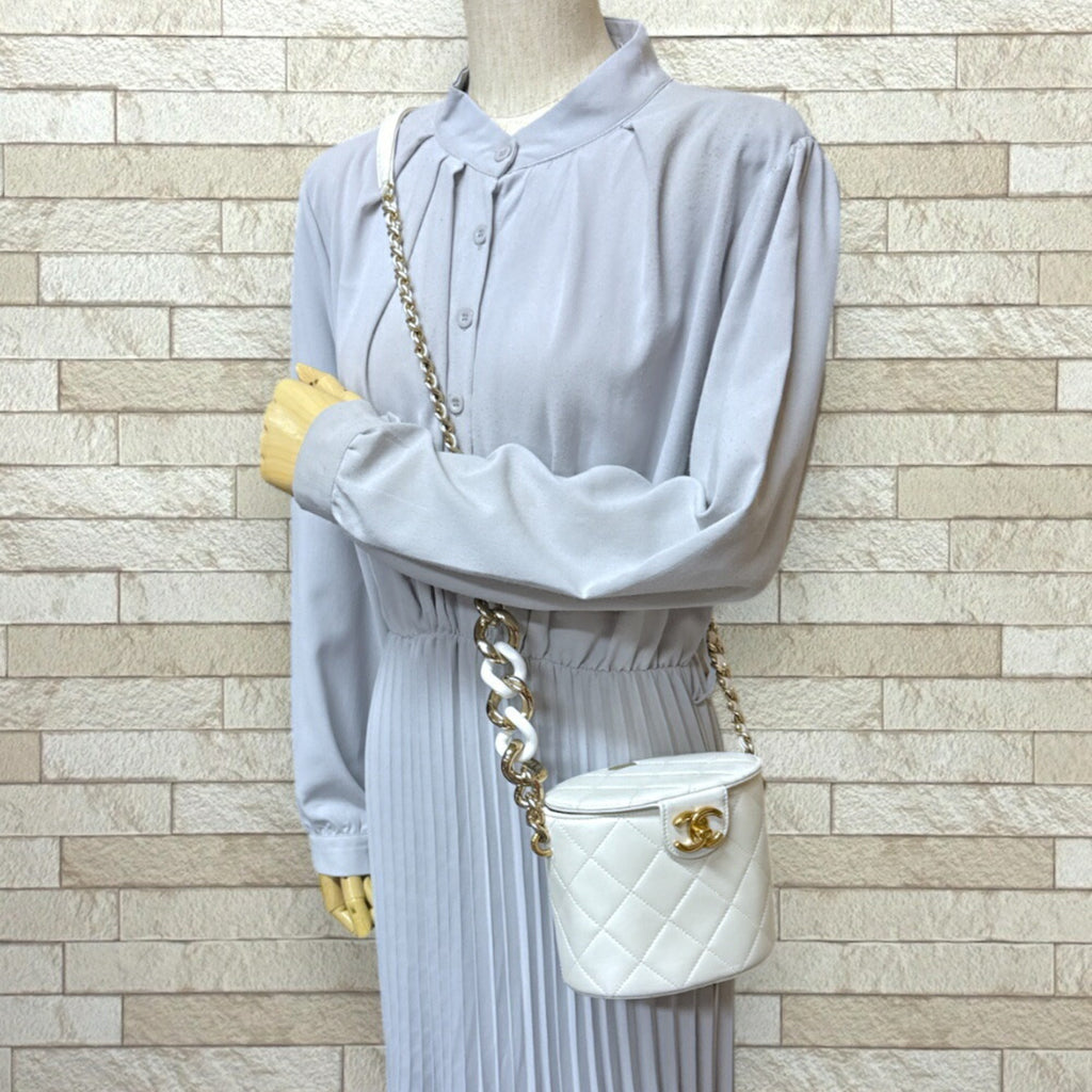 Chanel White Leather Shoulder Bag Vanity Bag (Pre-Owned)