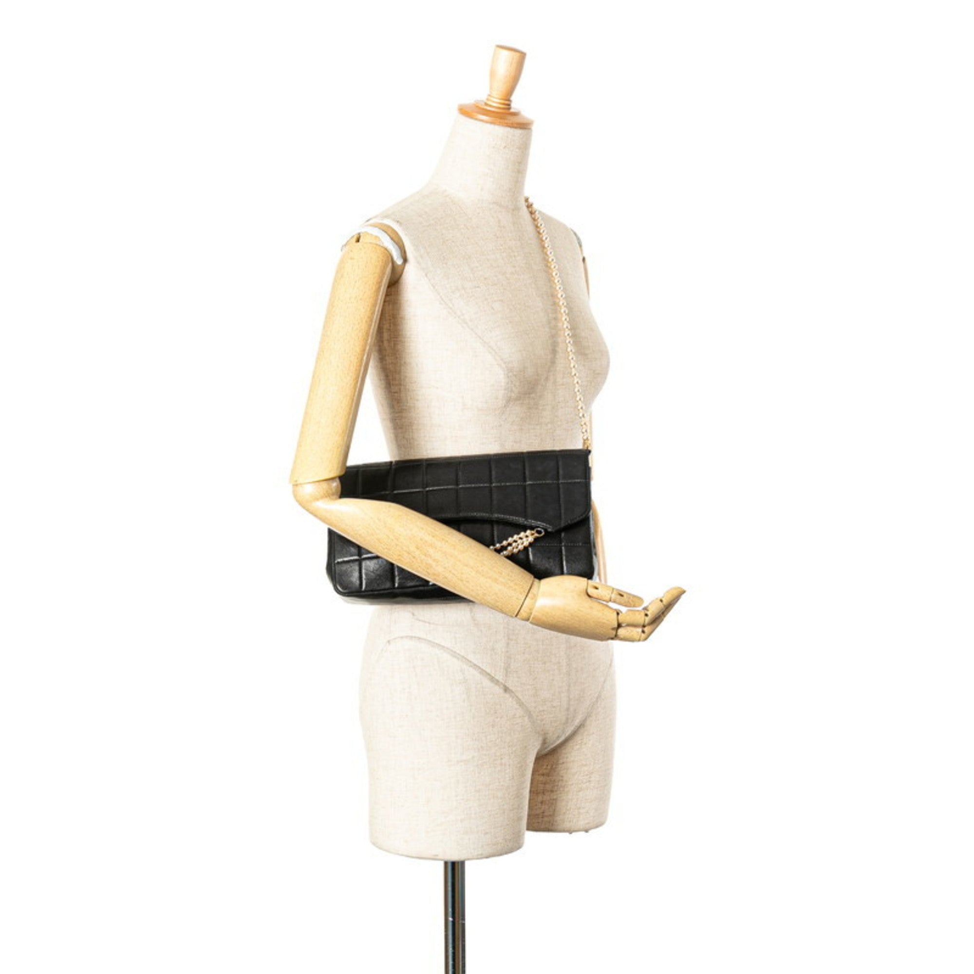 Chanel Black Leather Shoulder Bag (Pre-Owned)