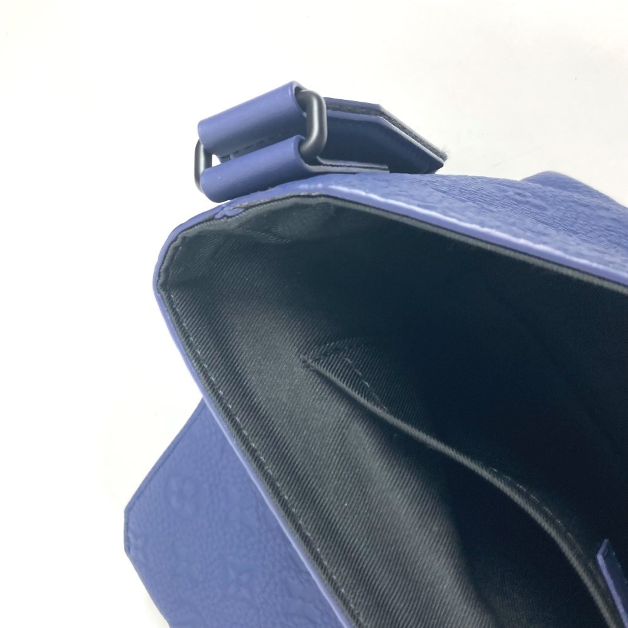 Louis Vuitton Blue Leather Shoulder Bag (Pre-Owned)