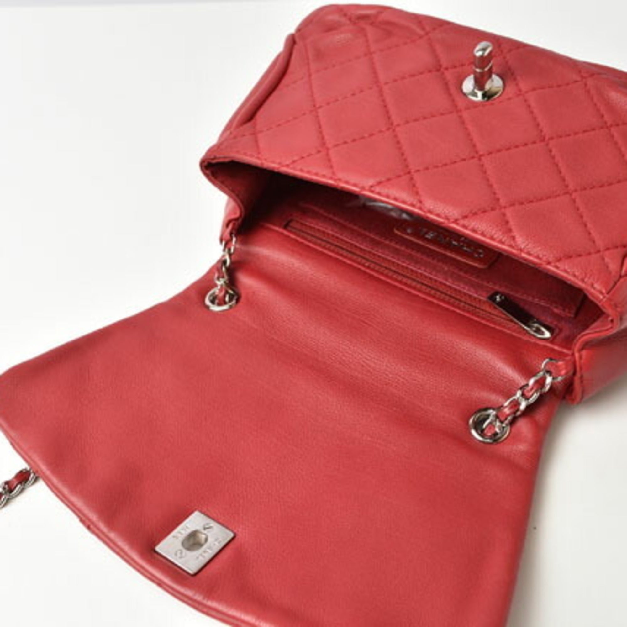 Chanel Red Color Leather Shoulder Bag (Pre-Owned)