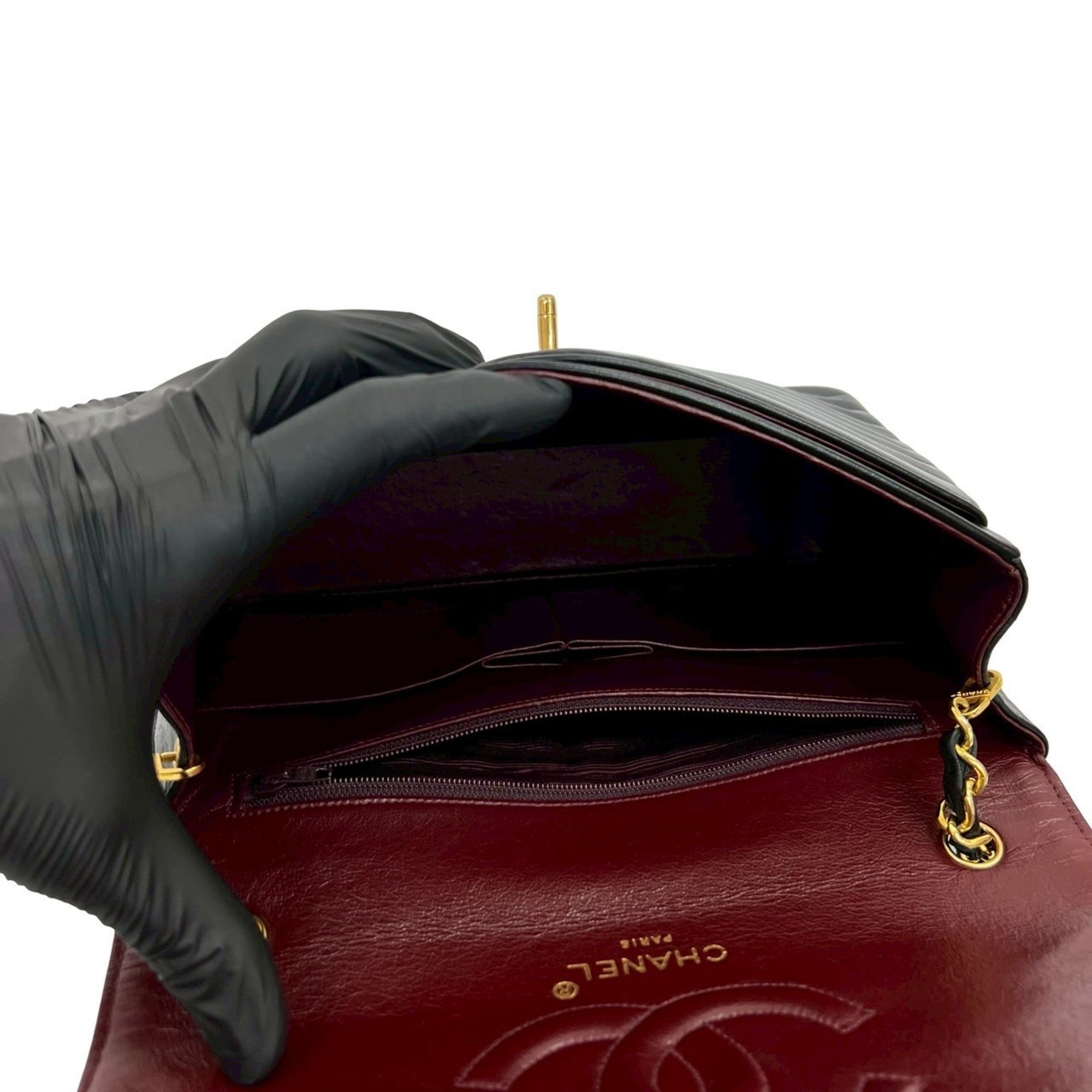 Chanel Black Leather Shoulder Bag (Pre-Owned)
