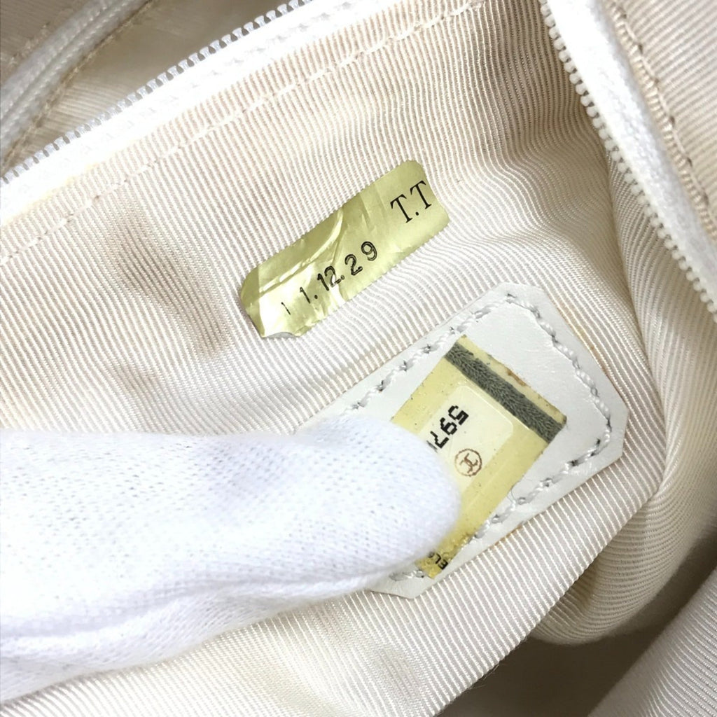 Chanel White Leather Shoulder Bag Tote Bag (Pre-Owned)