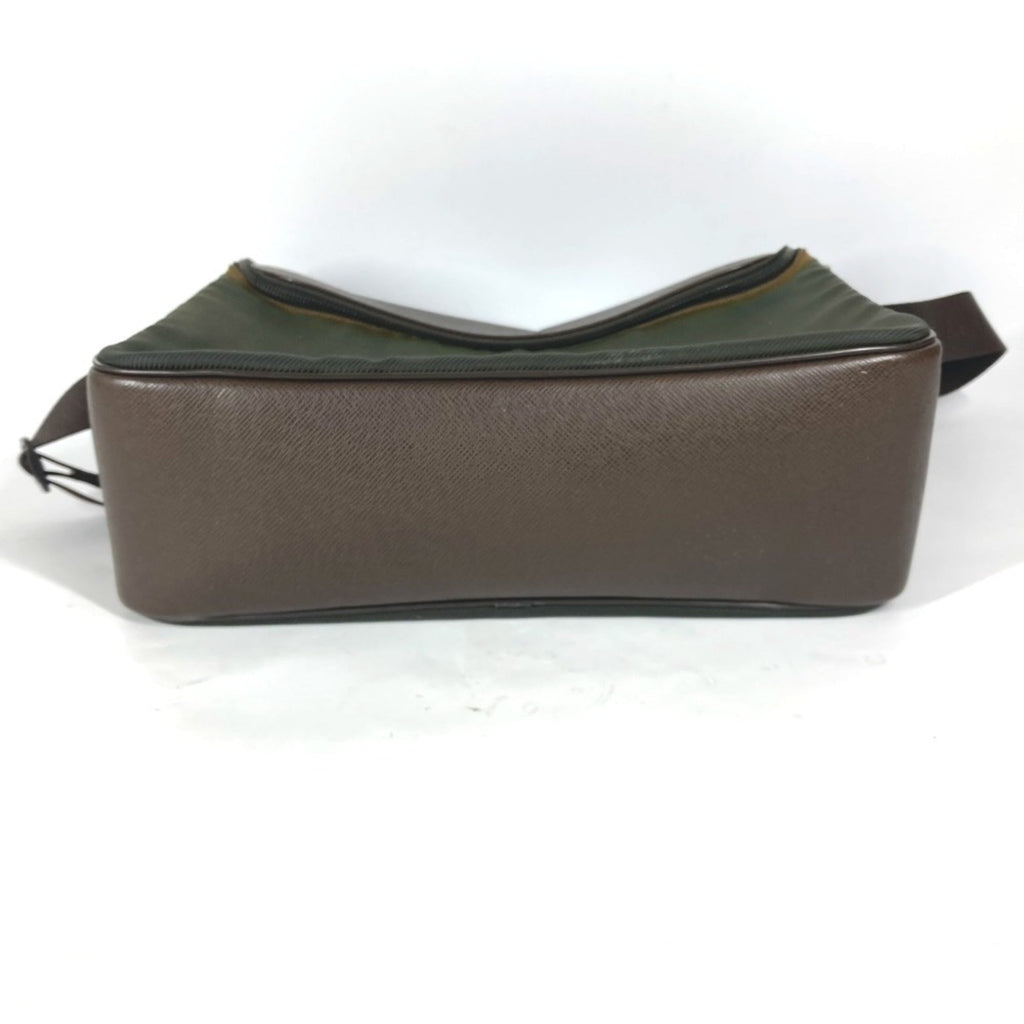 Louis Vuitton Brown Taiga Leather Nylon Messenger Bag Shoulder Bag (Pre-Owned)