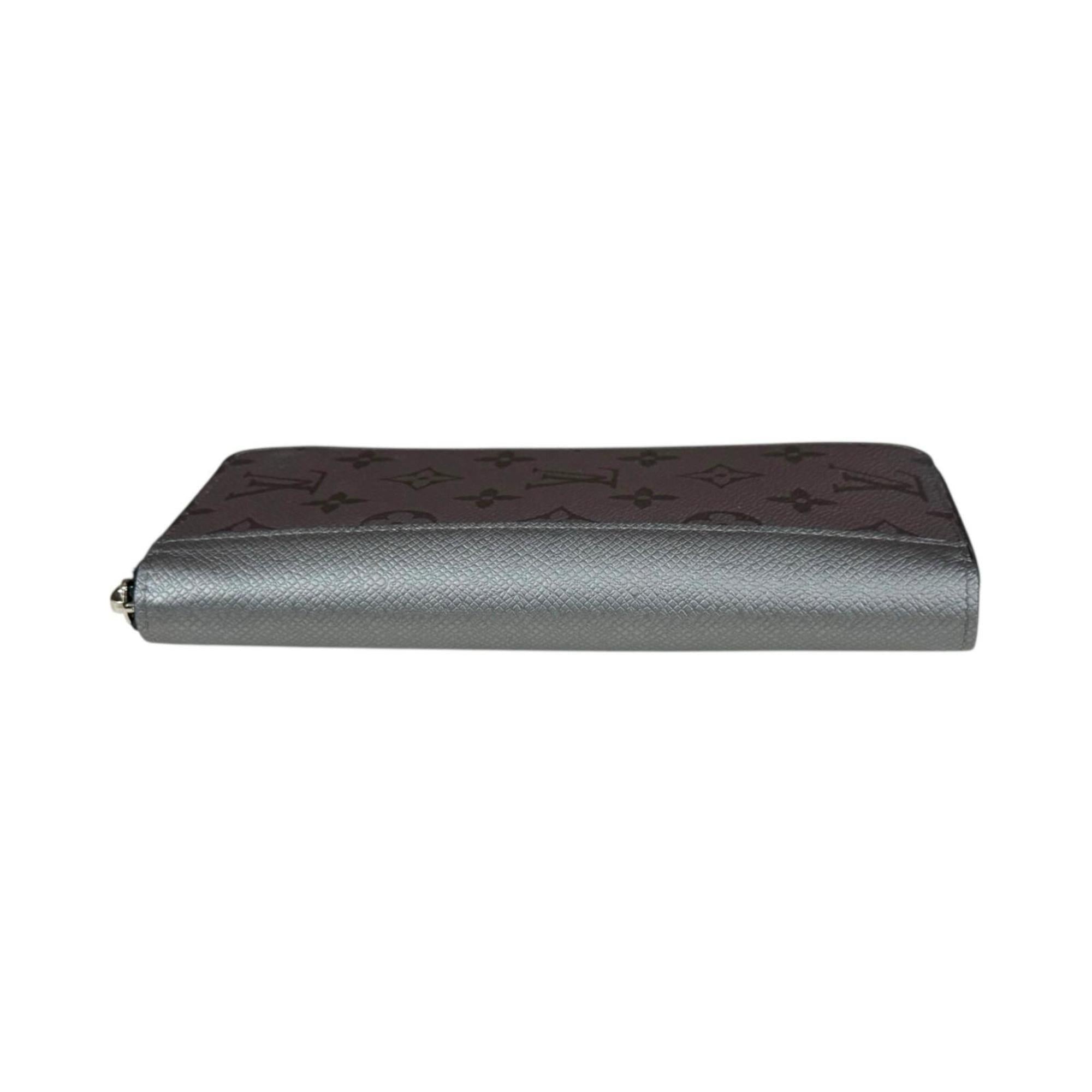 Louis Vuitton Silver Taiga Leather Leather Long Wallet (Bi-Fold) (Pre-Owned)