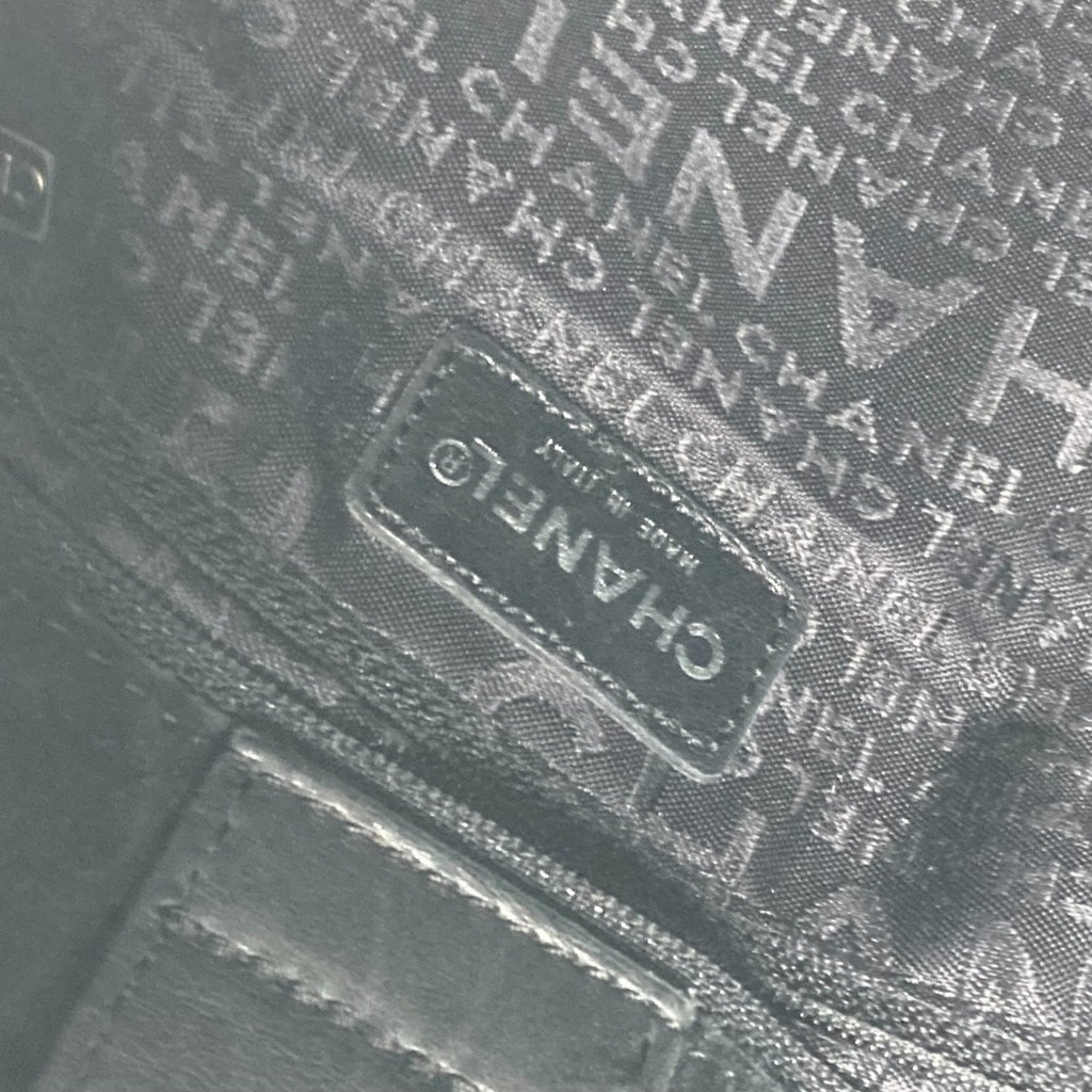 Chanel Black White Leather Shoulder Bag (Pre-Owned)