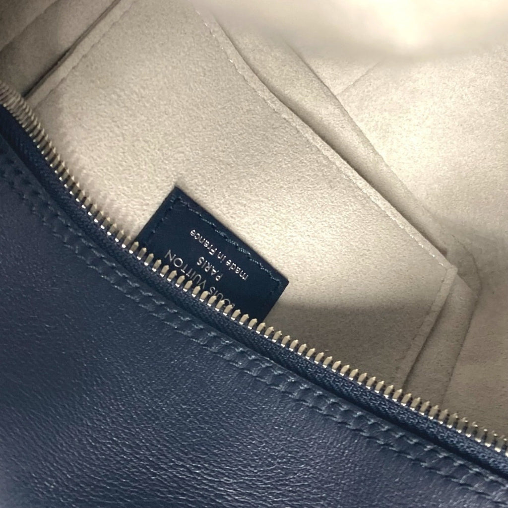 Louis Vuitton Navy Leather Handbag (Pre-Owned)