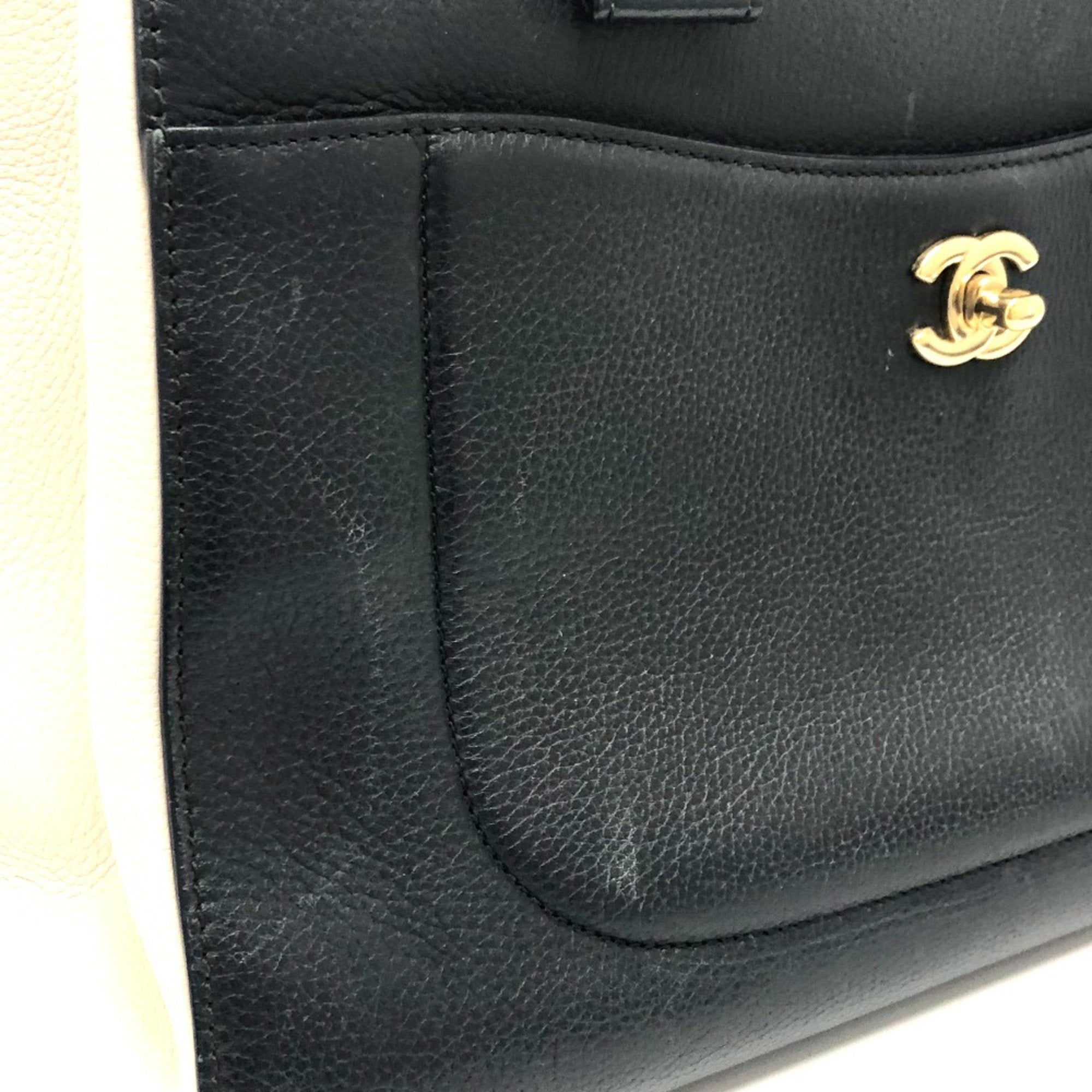 Chanel Black Leather Shoulder Bag (Pre-Owned)