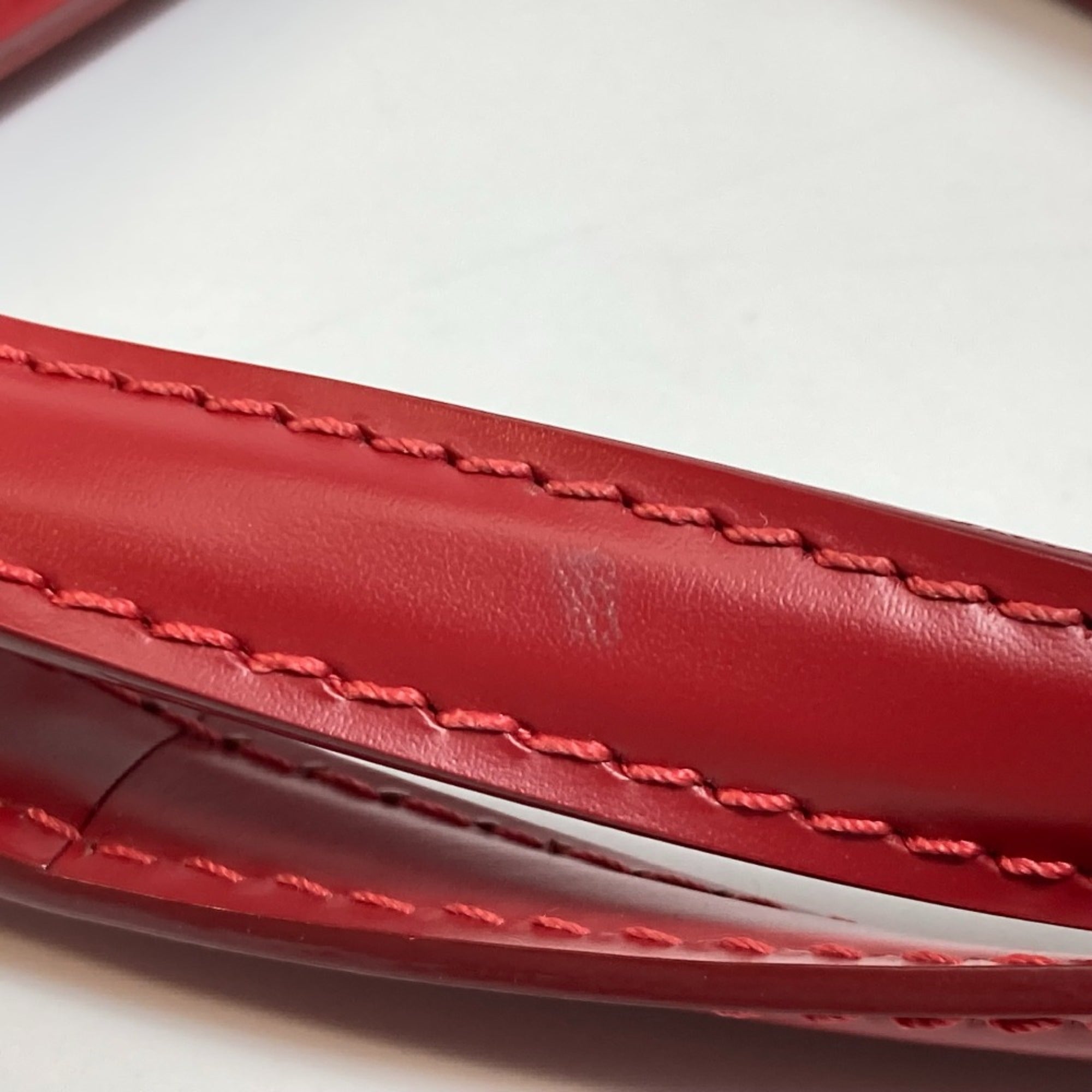 Louis Vuitton Red Leather Handbag (Pre-Owned)