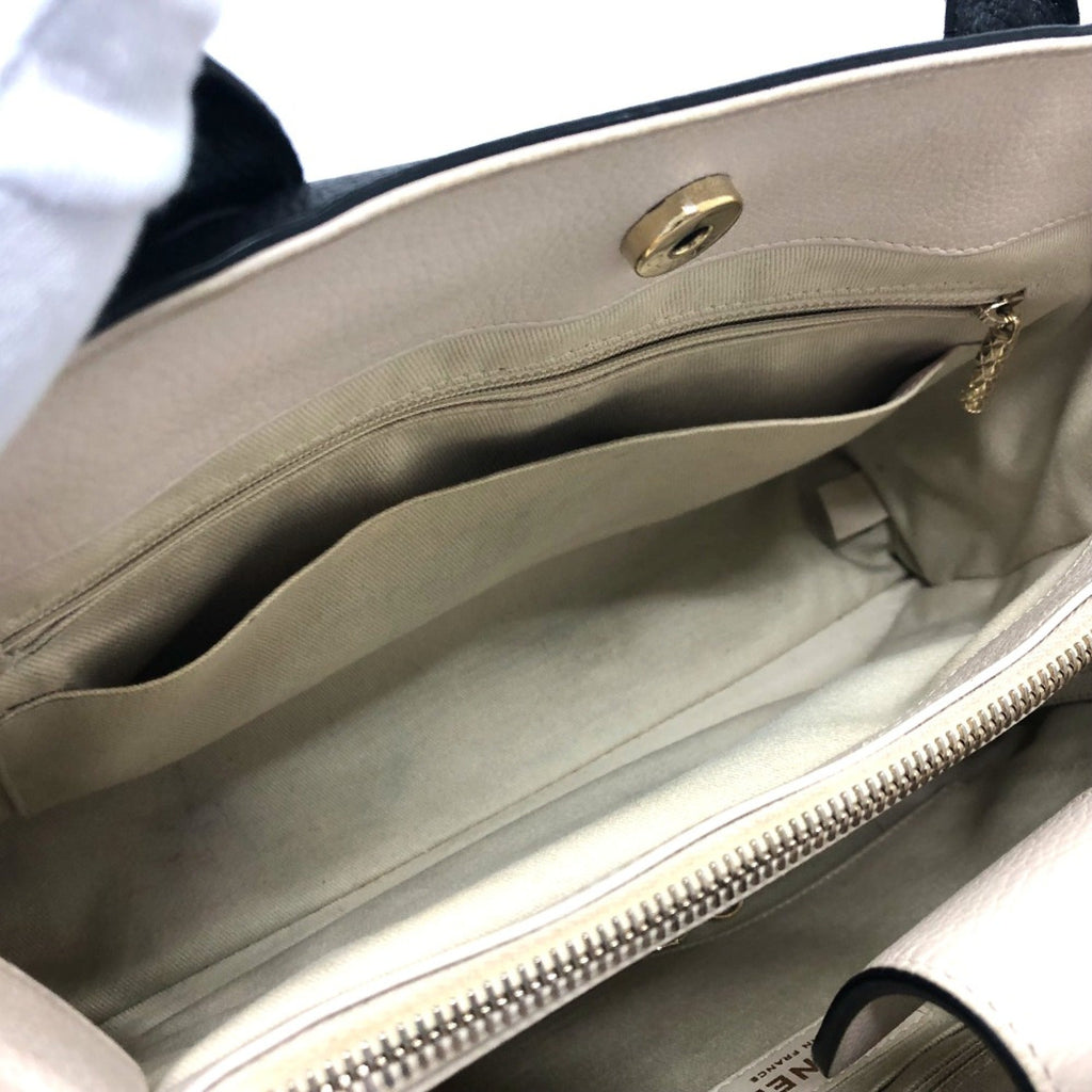 Chanel Black Leather Shoulder Bag (Pre-Owned)