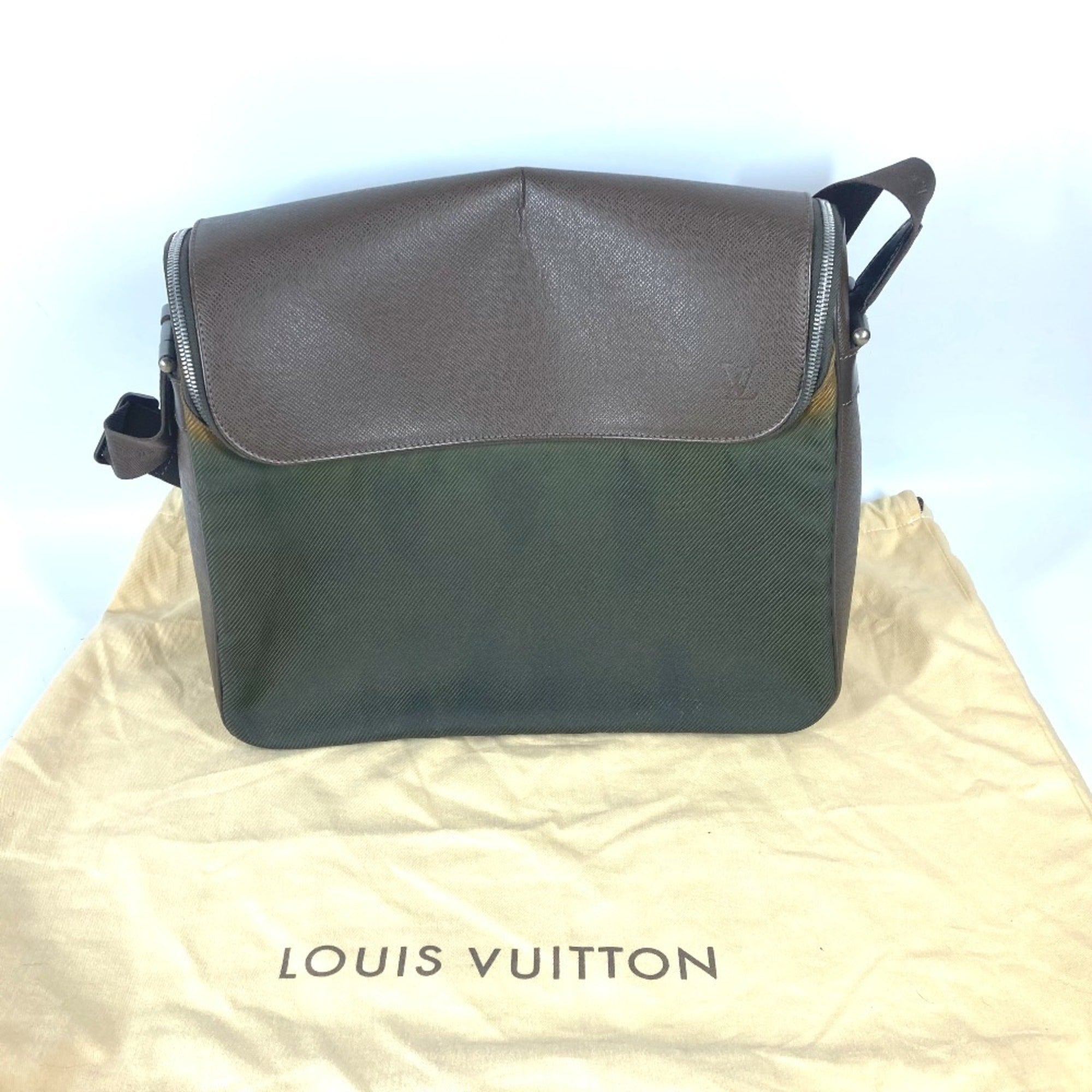 Louis Vuitton Brown Taiga Leather Nylon Messenger Bag Shoulder Bag (Pre-Owned)