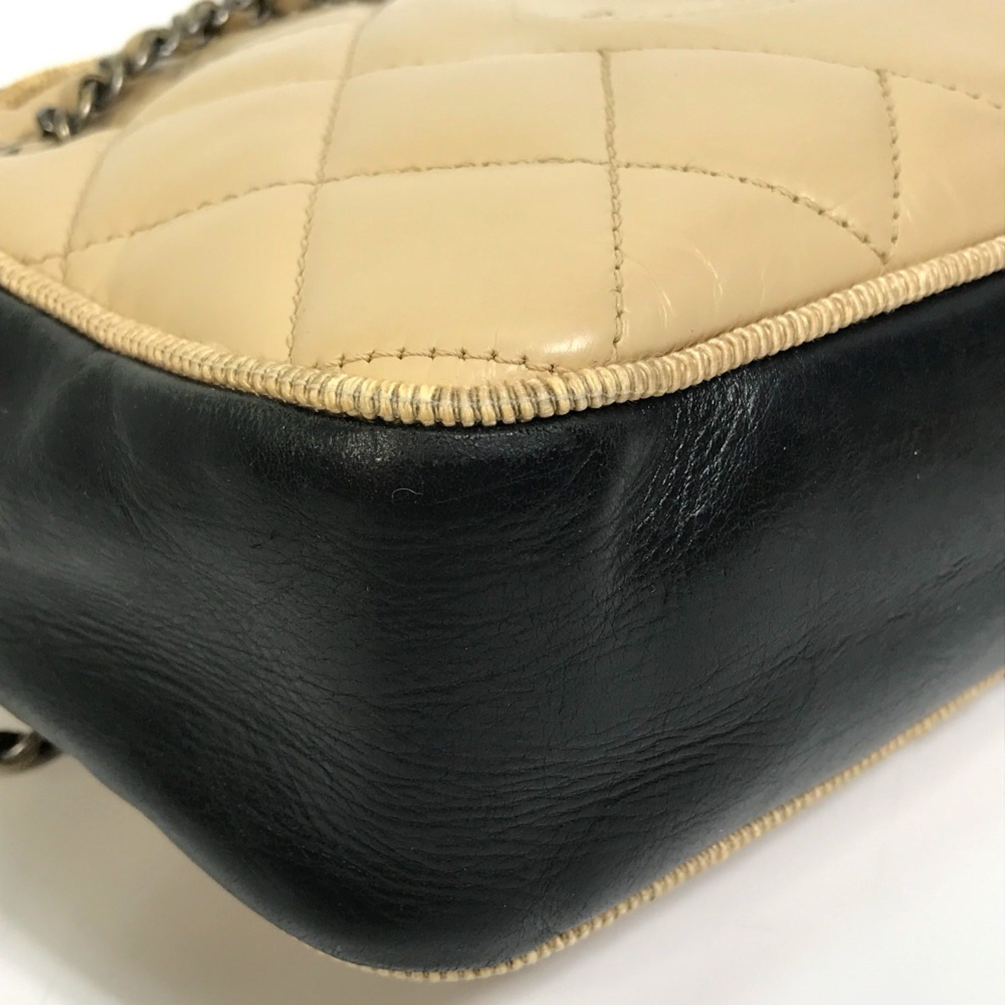 Chanel Beige Leather Shoulder Bag (Pre-Owned)