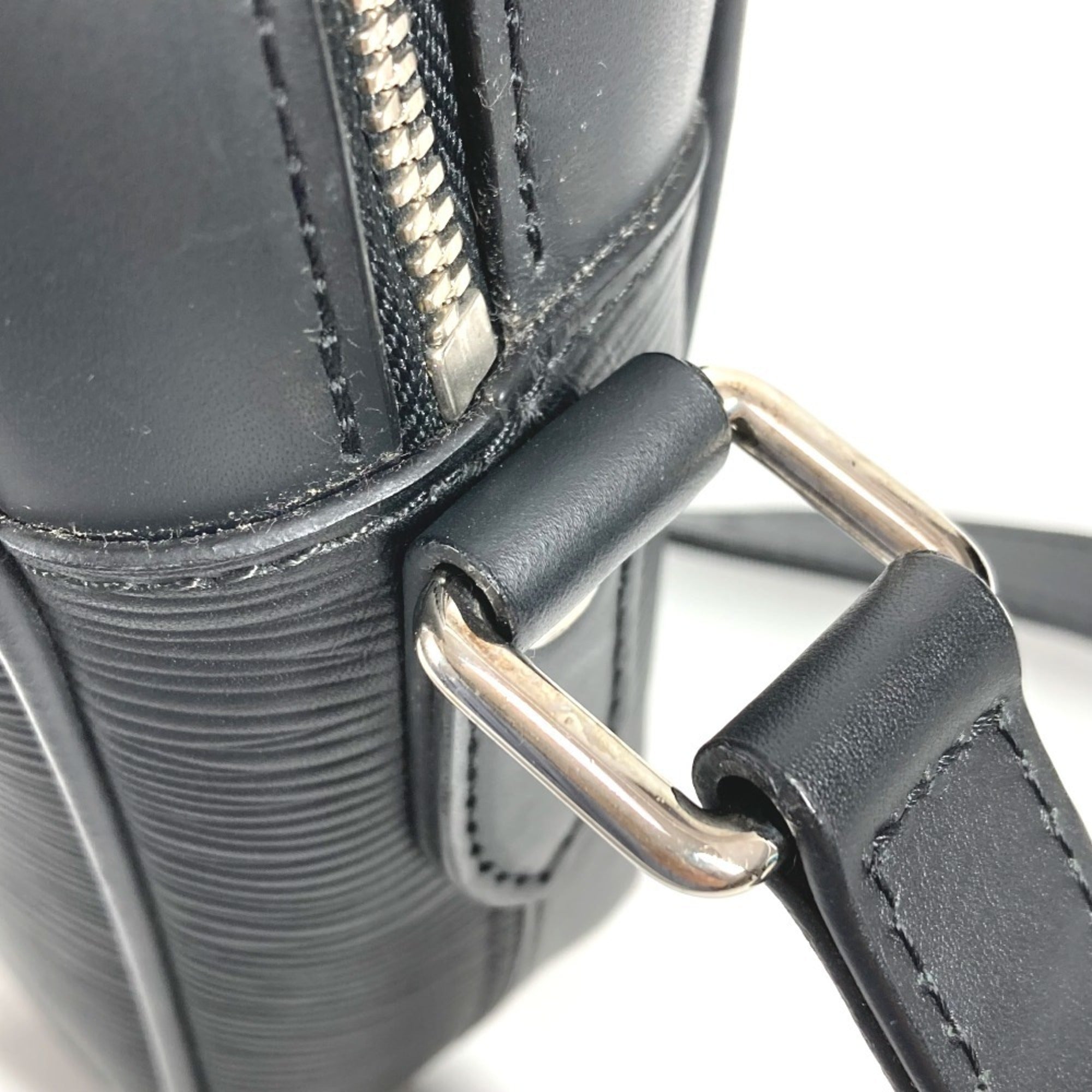 Louis Vuitton Black Epi Leather Pochette Shoulder Bag (Pre-Owned)