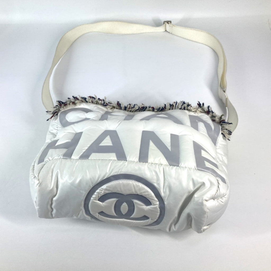 Chanel White Nylon Shoulder Bag (Pre-Owned)