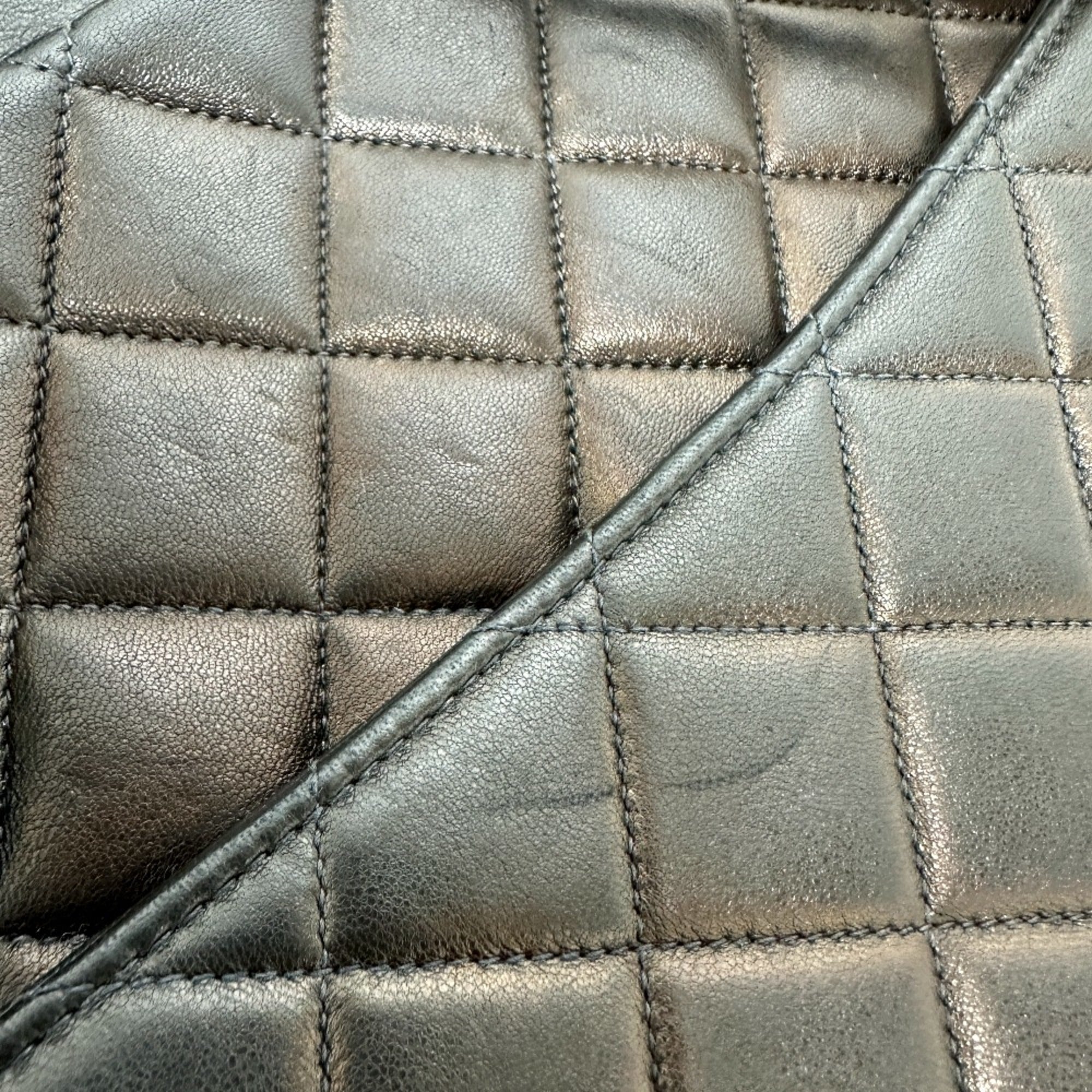 Chanel Black Leather Shoulder Bag (Pre-Owned)
