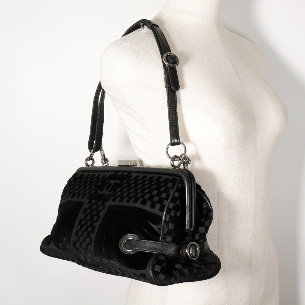 Chanel Black Leather Shoulder Bag (Pre-Owned)