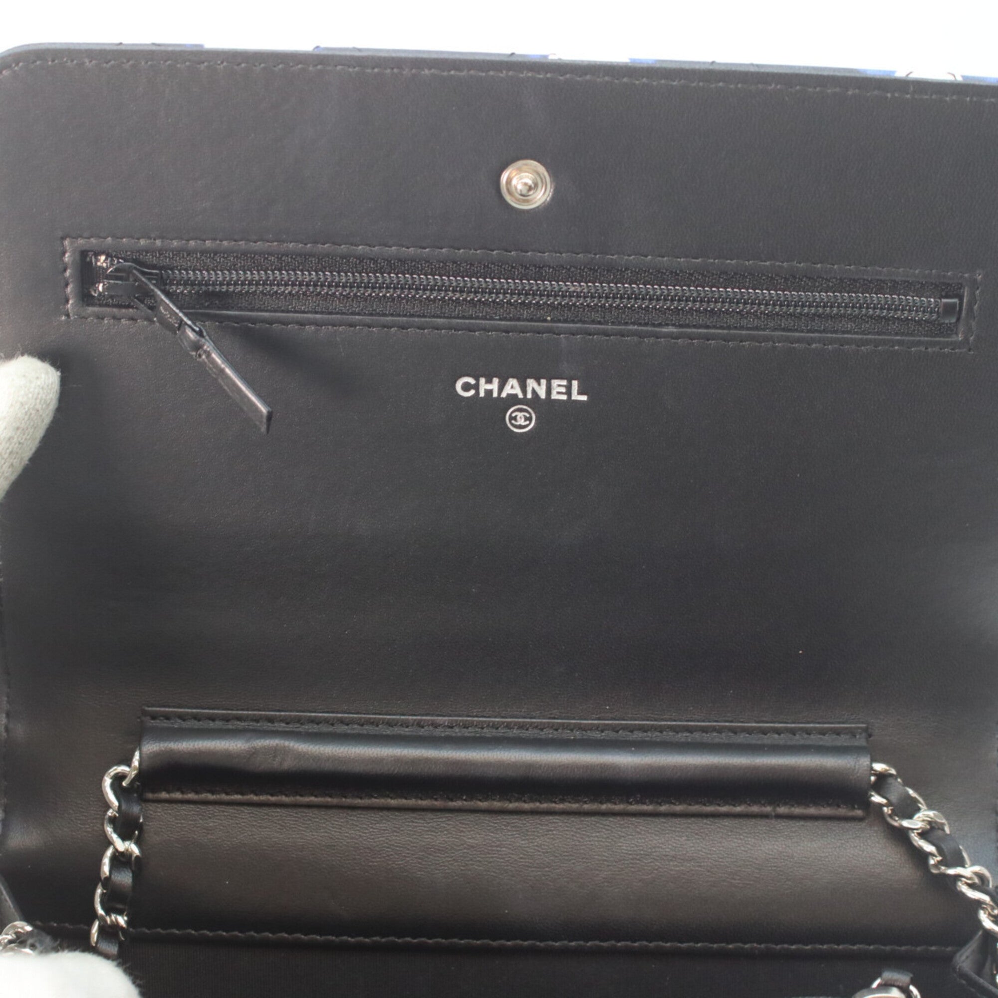 Chanel Black Blue Leather Shoulder Bag (Pre-Owned)