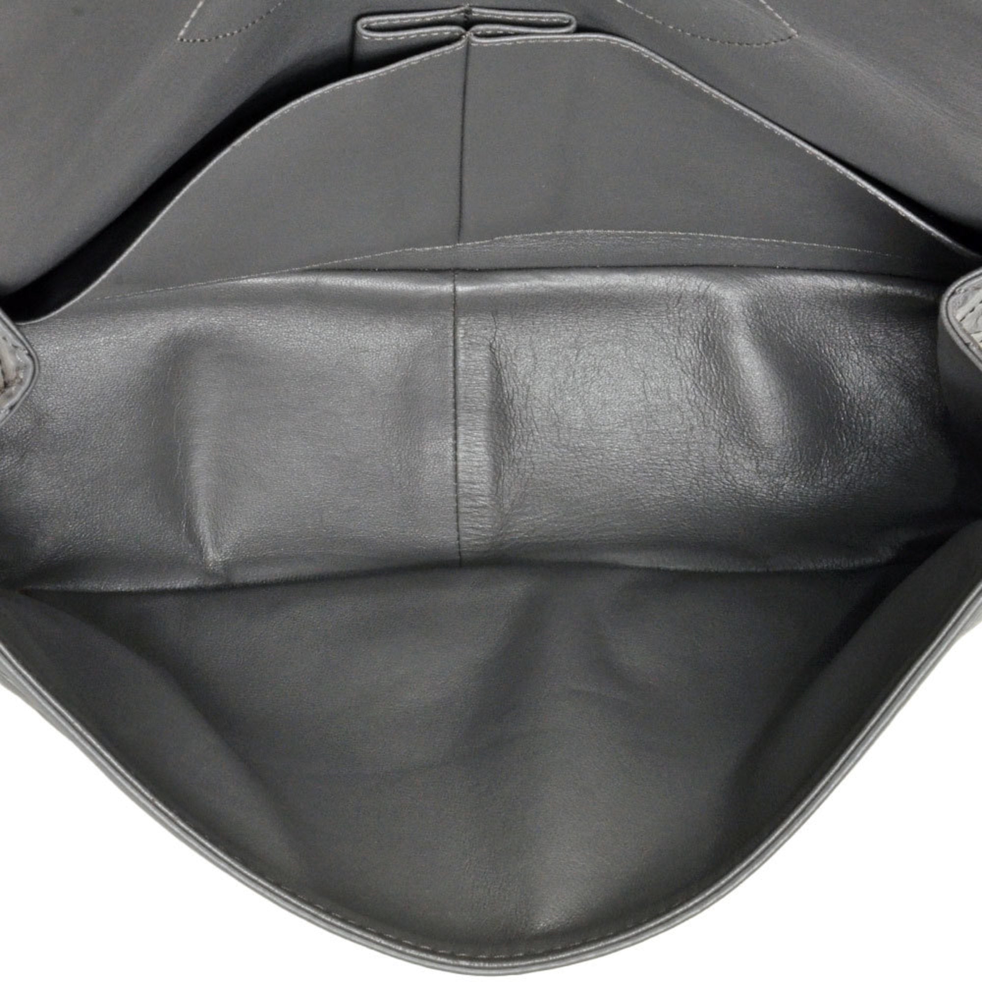 Chanel Gray Leather Shoulder Bag (Pre-Owned)