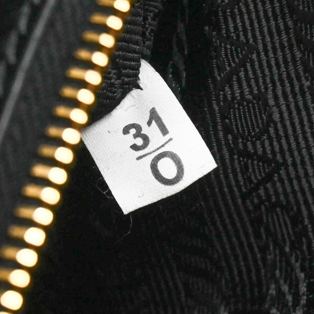 Prada Black Leather Shoulder Bag (Pre-Owned)