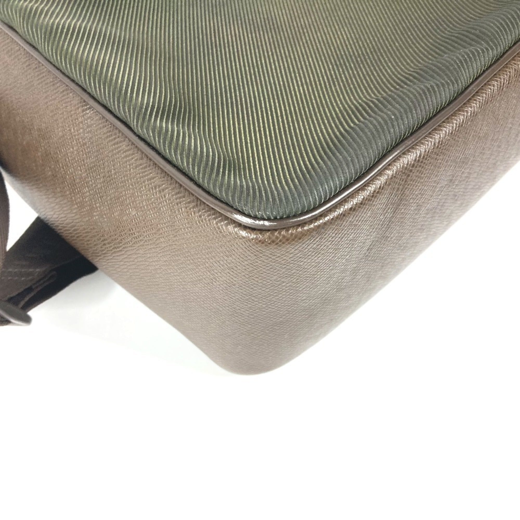 Louis Vuitton Brown Taiga Leather Nylon Messenger Bag Shoulder Bag (Pre-Owned)