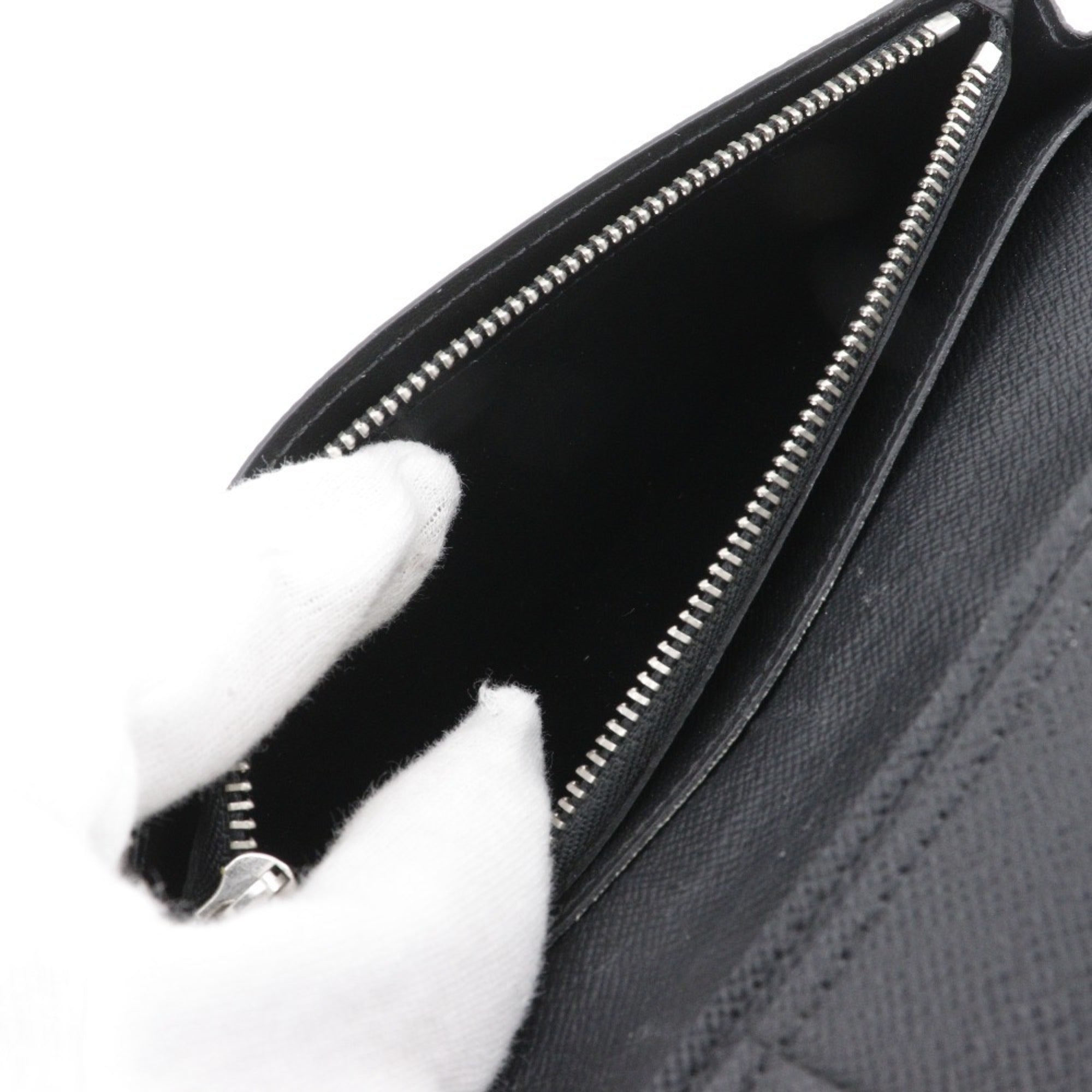 Louis Vuitton Taiga Black Noir Taiga Leather Long Wallet (Bi-Fold) (Pre-Owned)