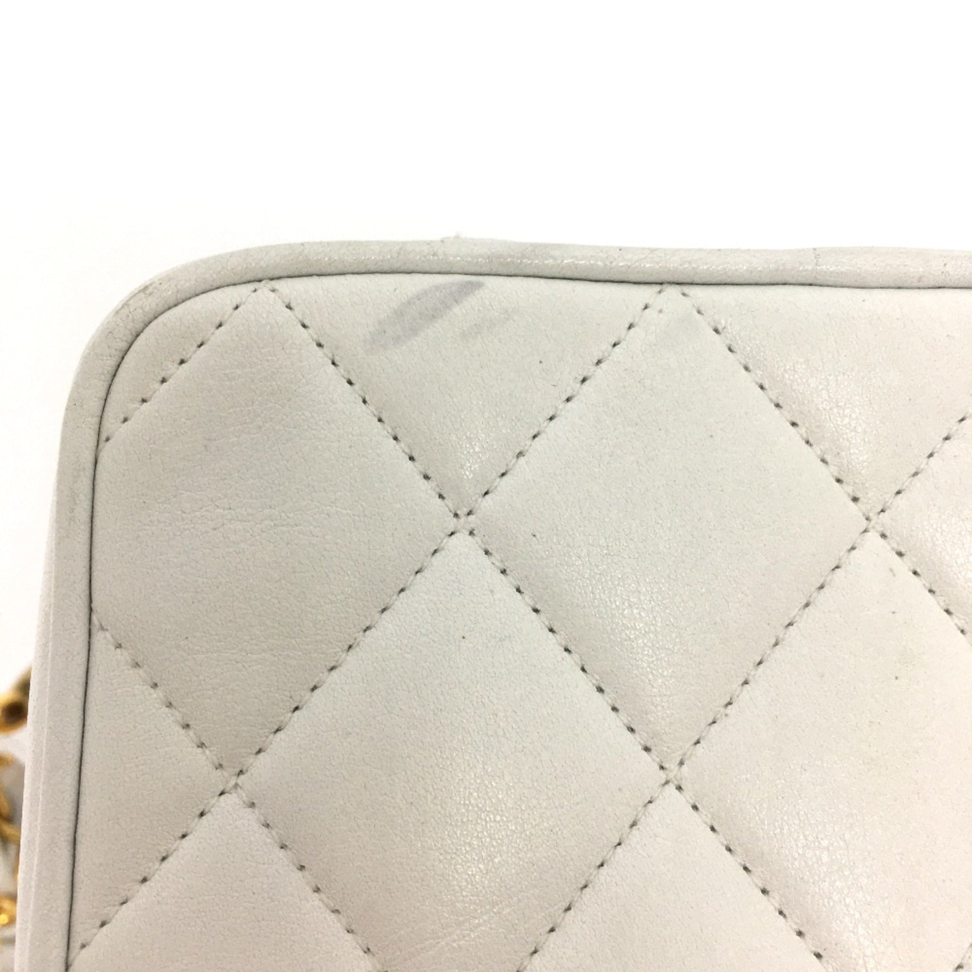 Chanel White Leather Shoulder Bag (Pre-Owned)