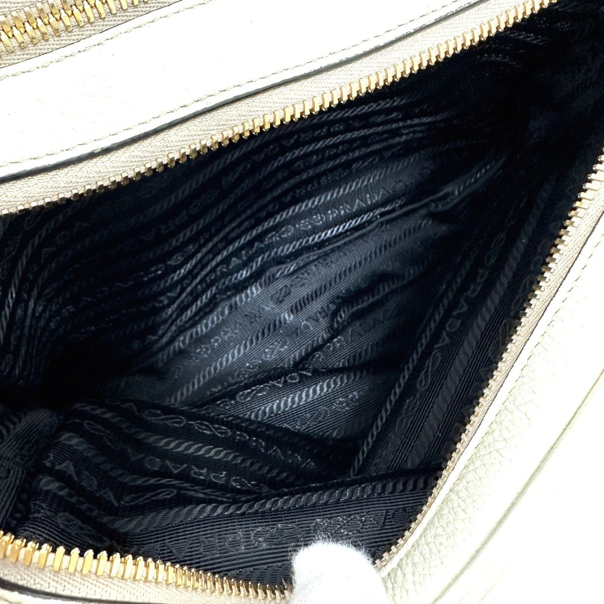 Prada White Leather Shoulder Bag (Pre-Owned)
