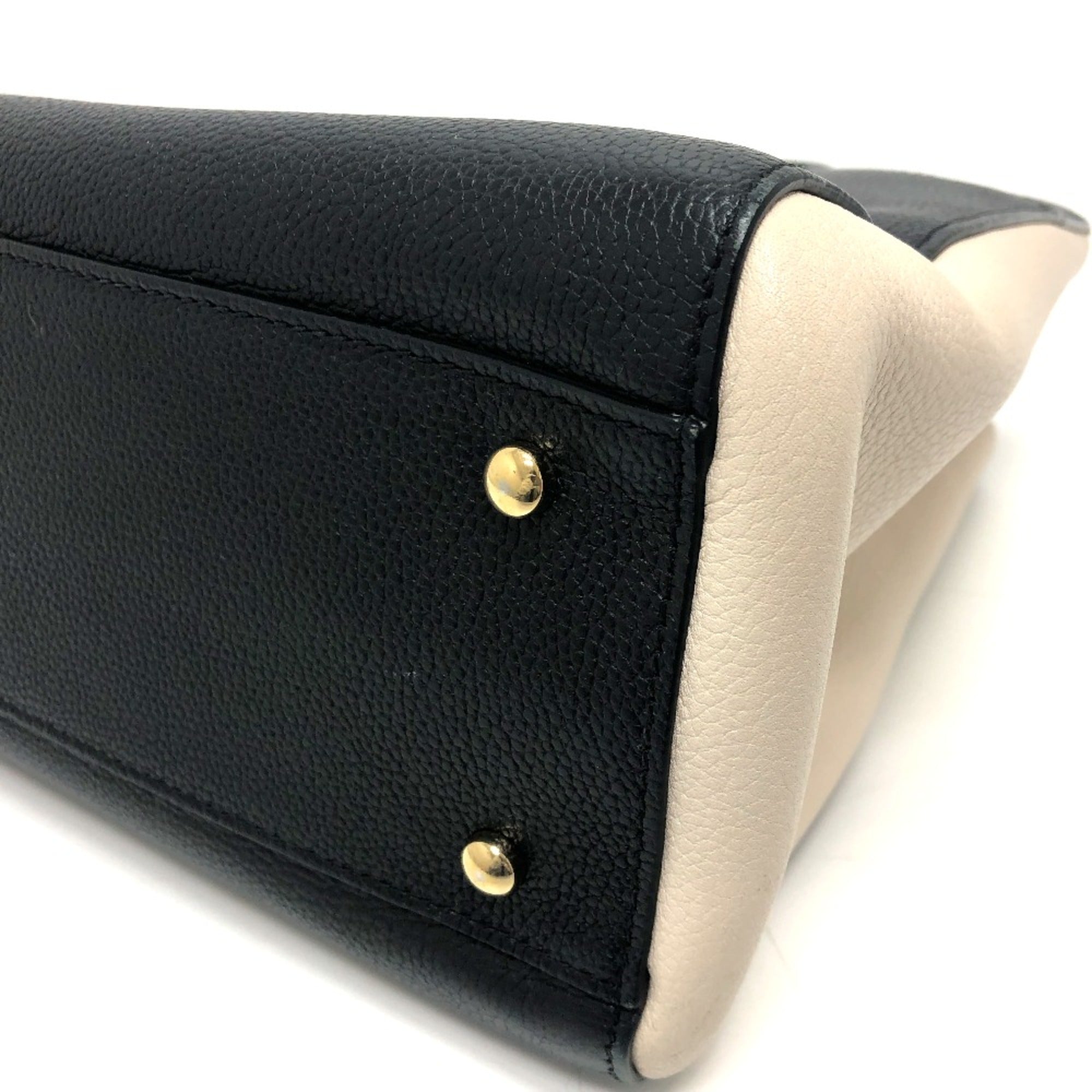 Chanel Black Leather Shoulder Bag (Pre-Owned)