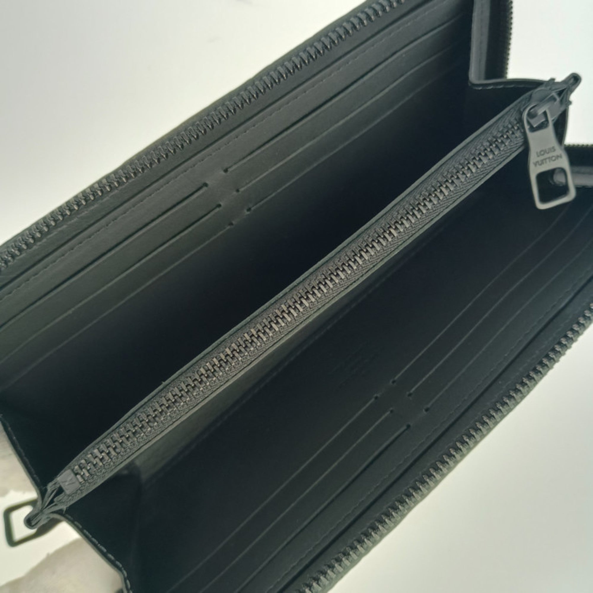 Louis Vuitton Black Leather Long Wallet (Bi-Fold) (Pre-Owned)