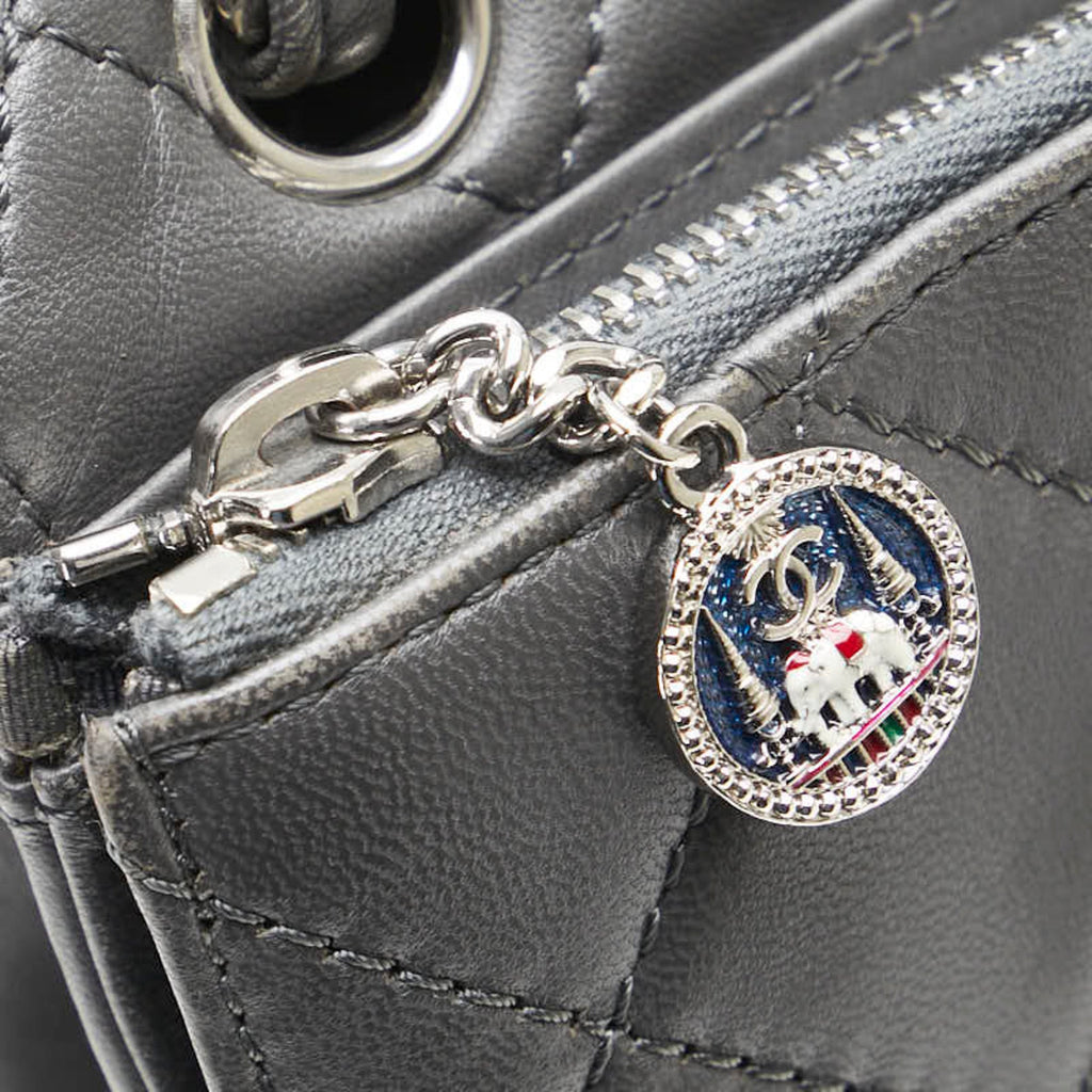 Chanel Gray Leather Shoulder Bag (Pre-Owned)