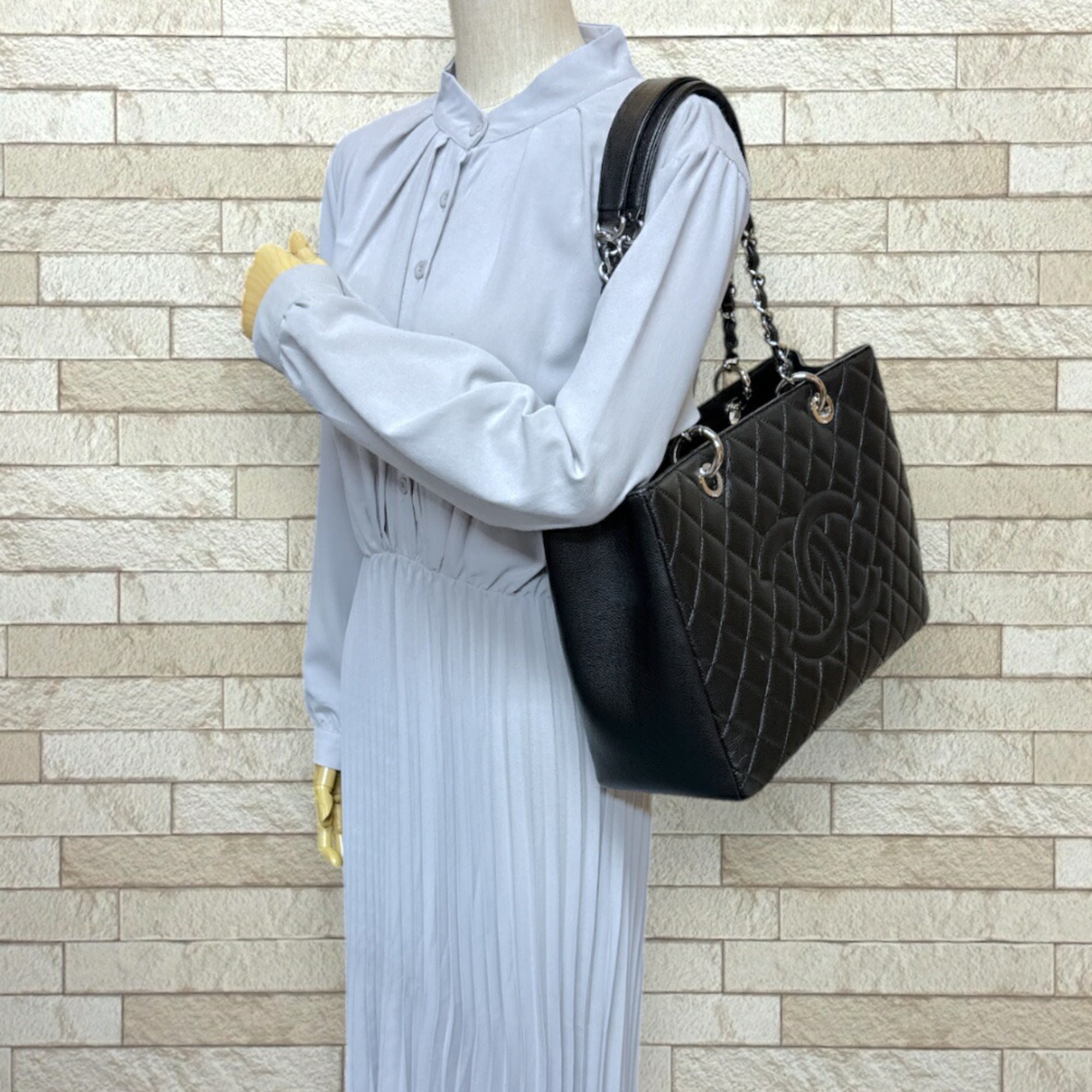 Chanel Black Caviar Leather Tote Bag (Pre-Owned)