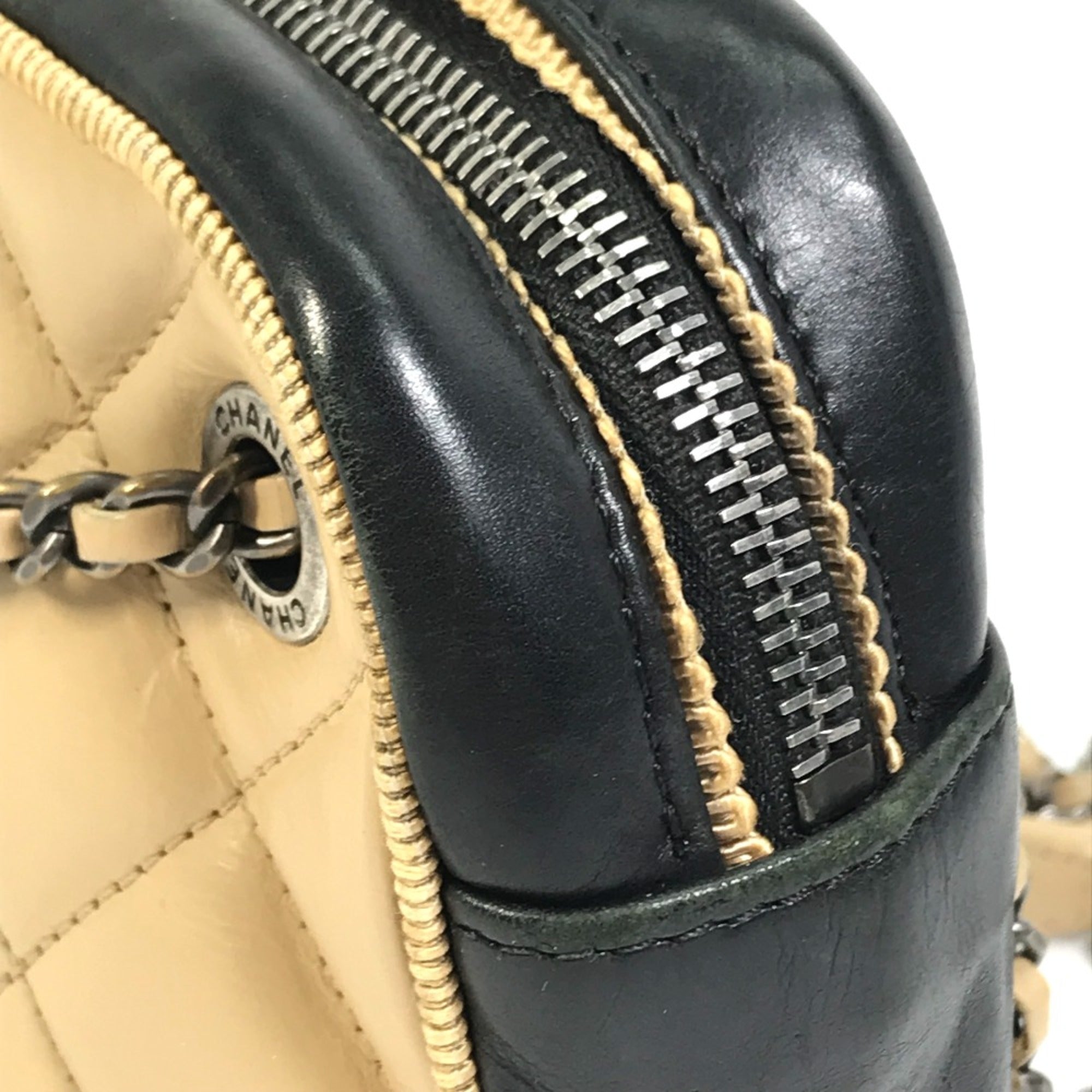 Chanel Beige Leather Shoulder Bag (Pre-Owned)