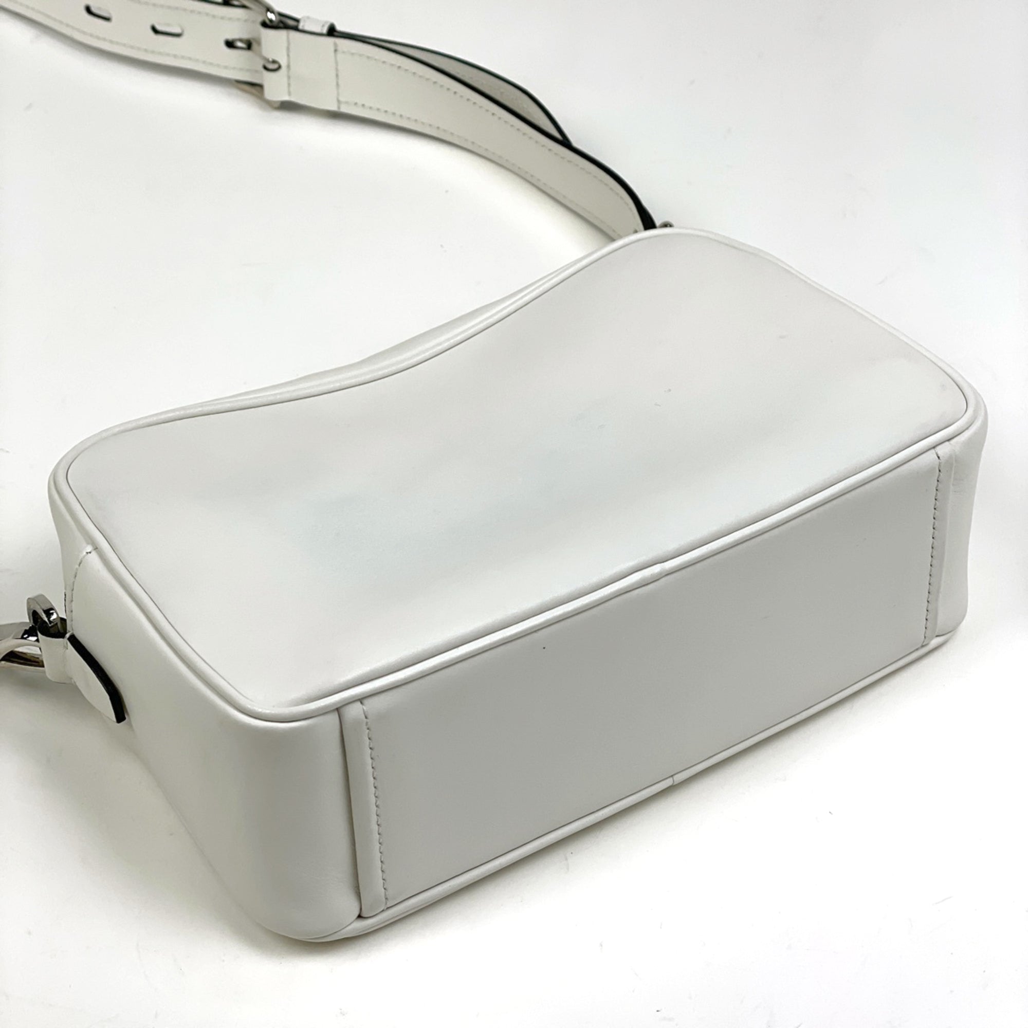 Prada White Leather Shoulder Bag (Pre-Owned)
