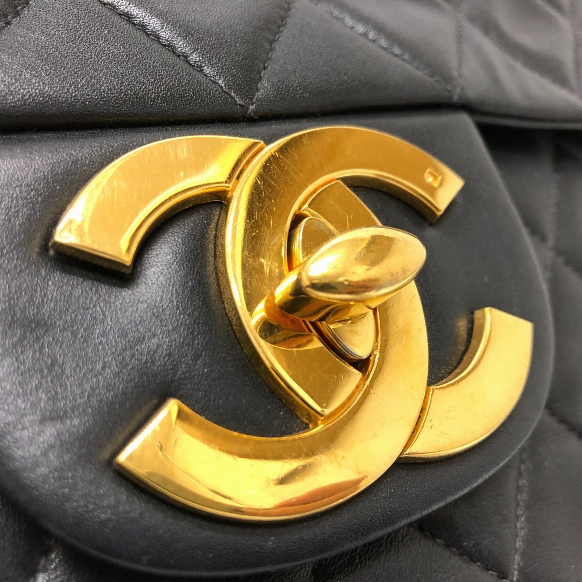 Chanel Black Leather Shoulder Bag (Pre-Owned)