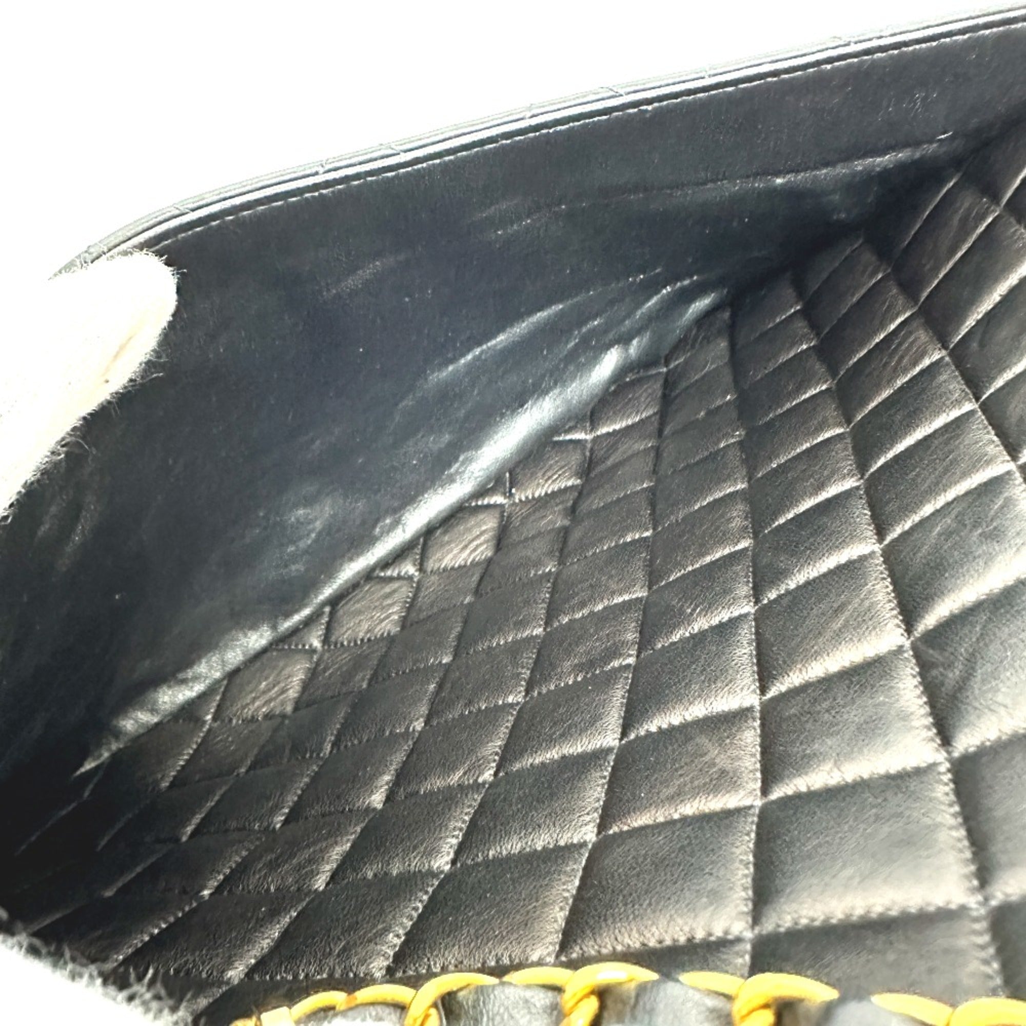 Chanel Black Leather Shoulder Bag (Pre-Owned)