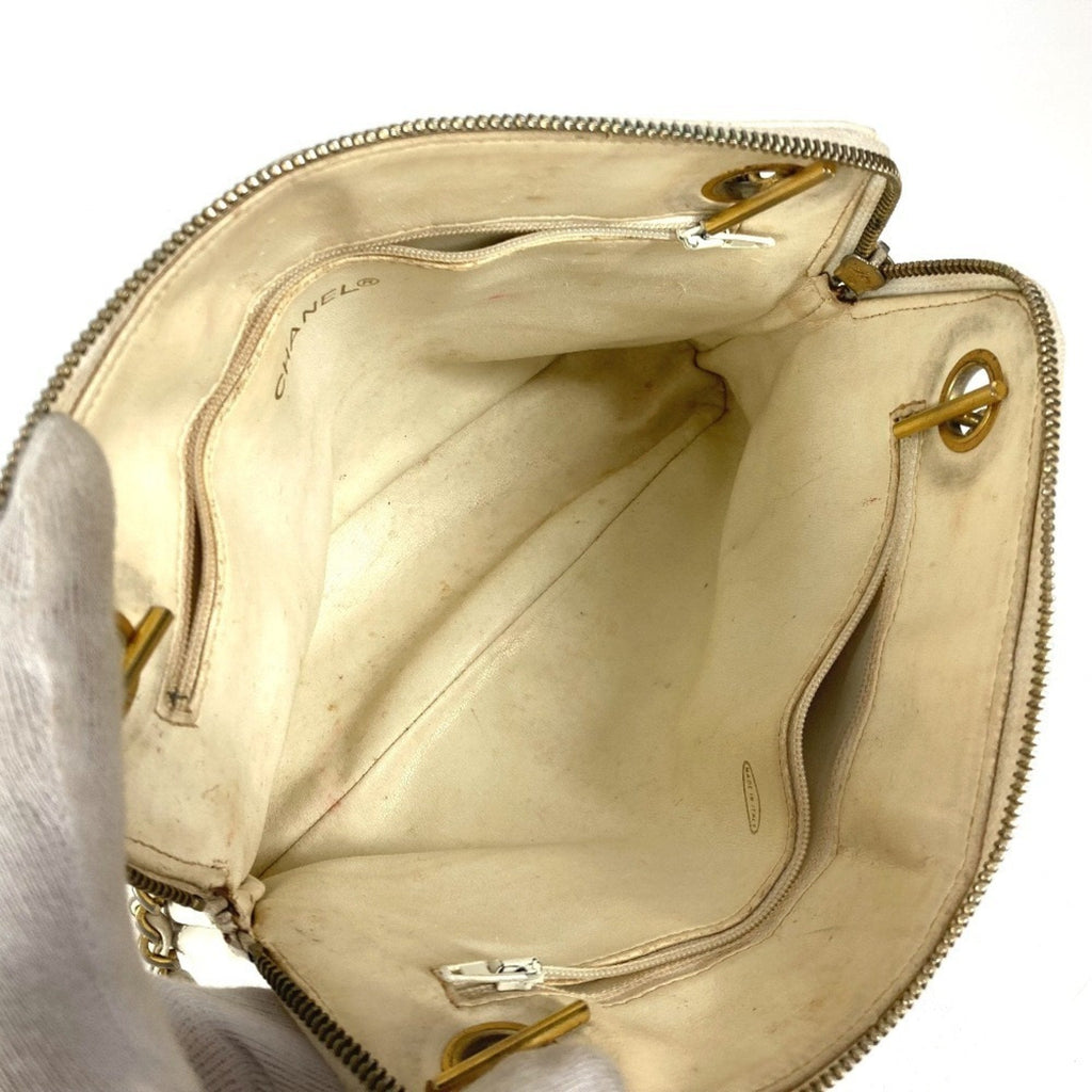 Chanel White Leather Shoulder Bag (Pre-Owned)