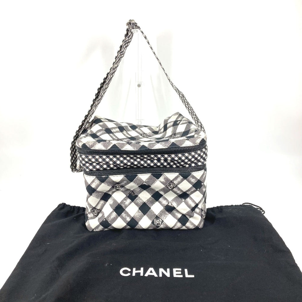 Chanel White Cloth Shoulder Bag (Pre-Owned)