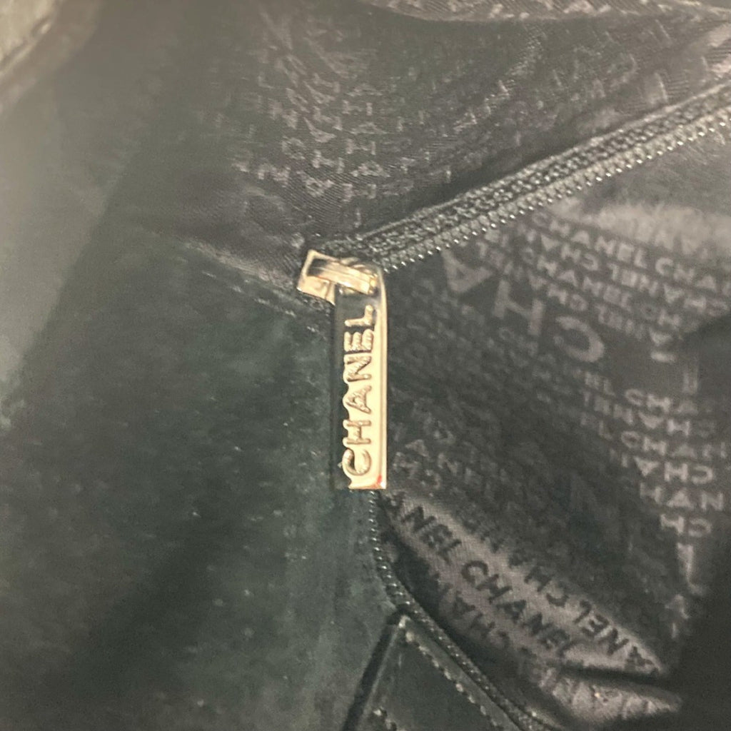 Chanel Black White Leather Shoulder Bag (Pre-Owned)