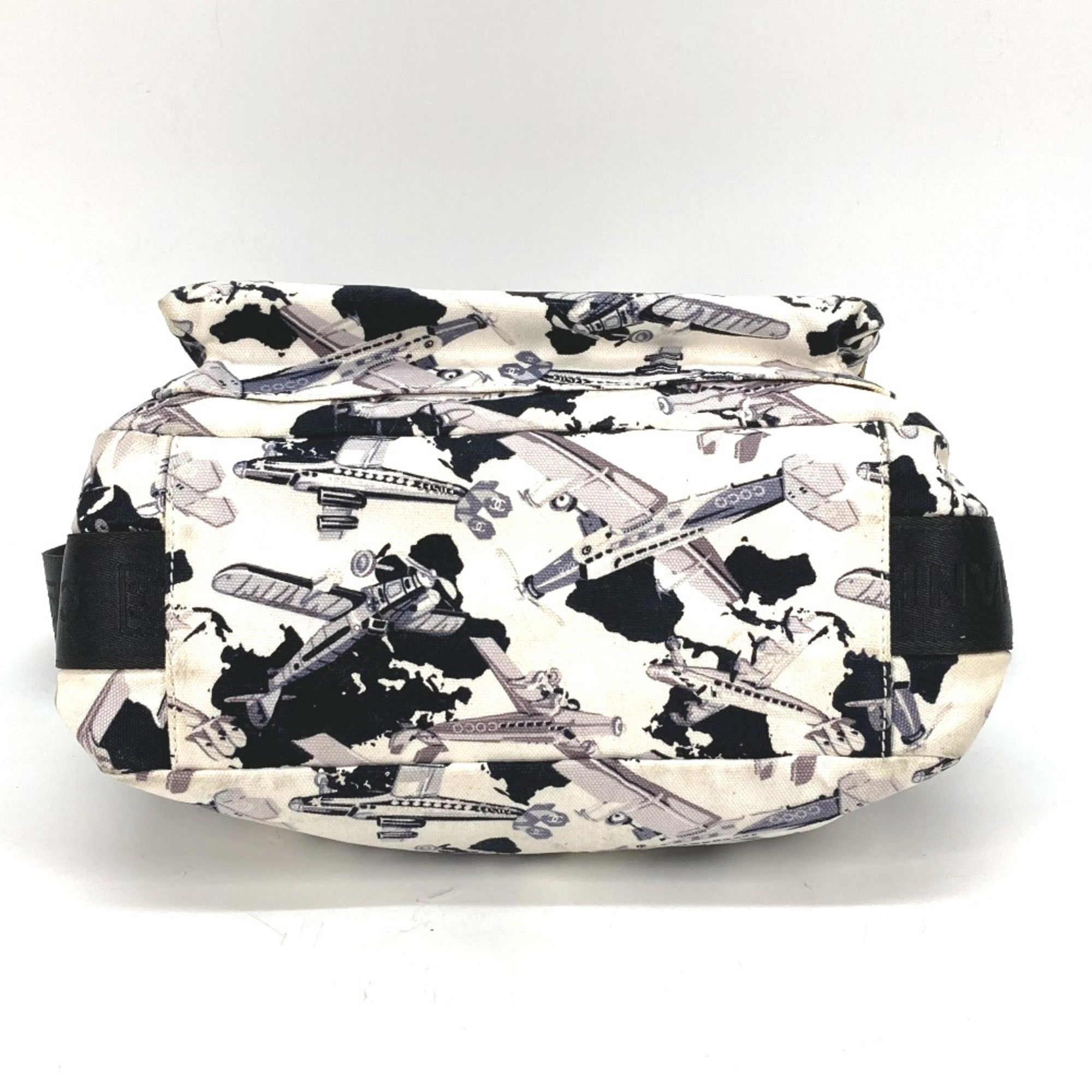 Chanel Black Cloth Shoulder Bag (Pre-Owned)