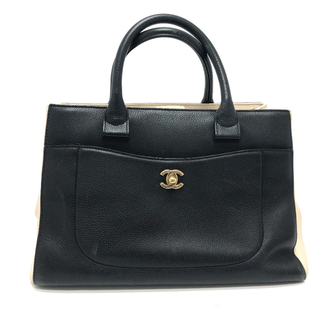 Chanel Black Leather Shoulder Bag (Pre-Owned)