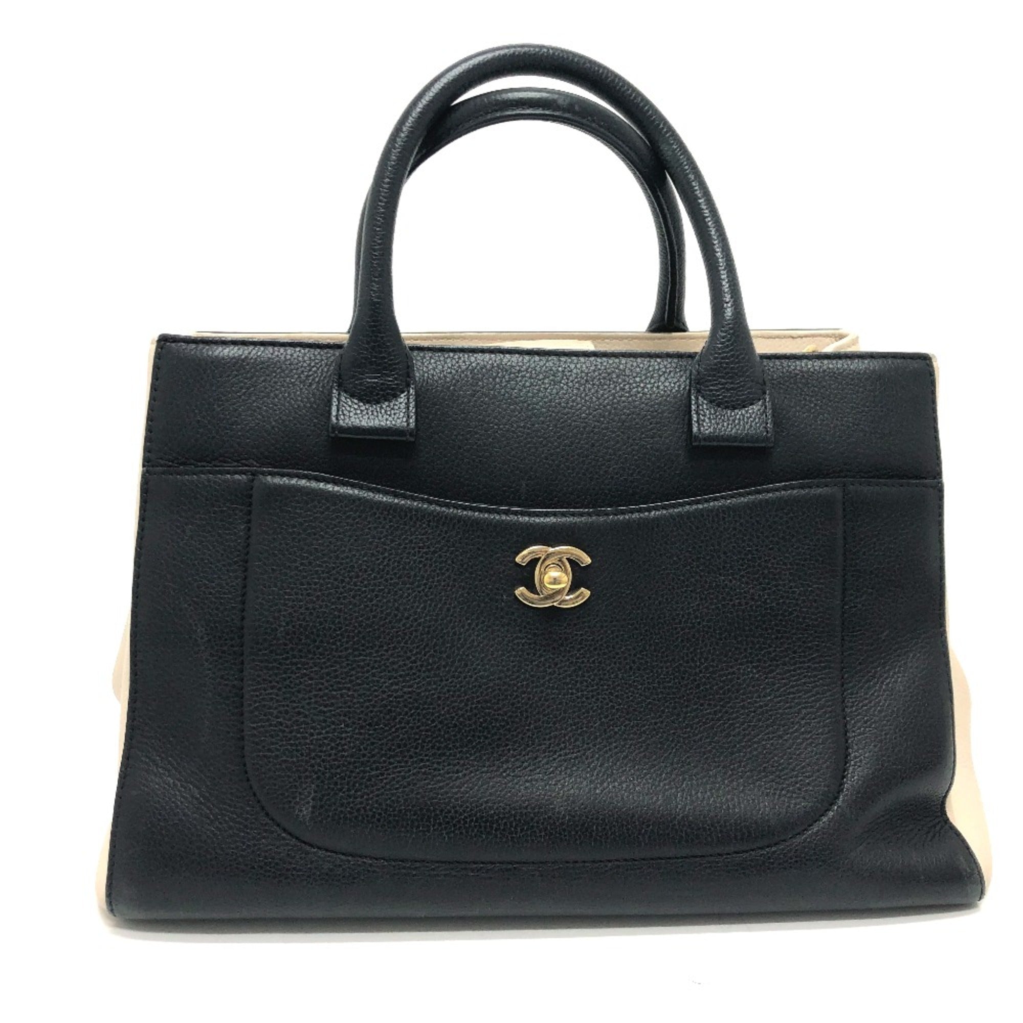 Chanel Black Leather Shoulder Bag (Pre-Owned)